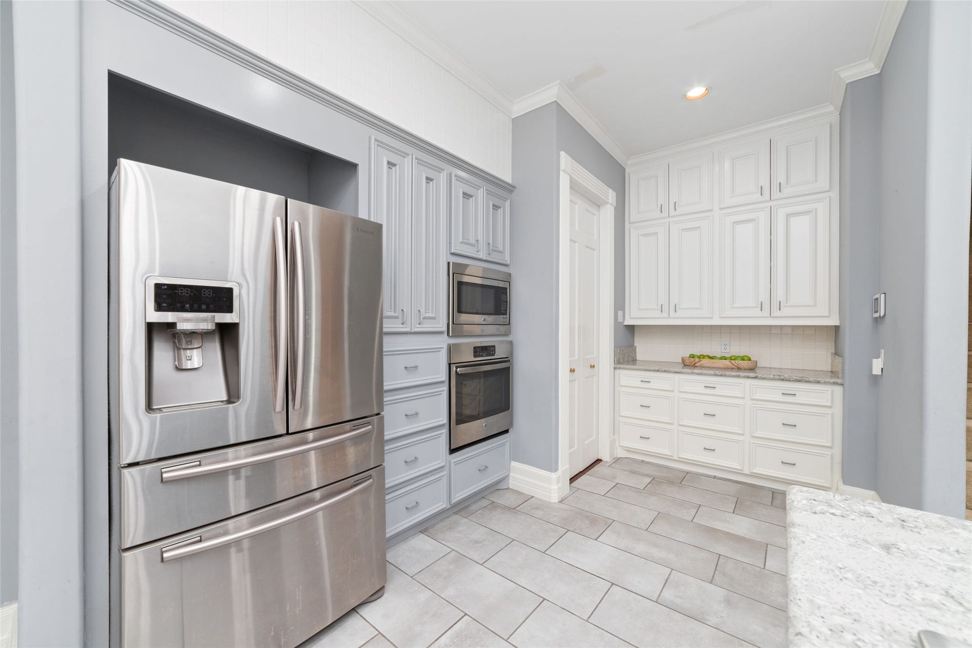 16114 Lafone Drive, Spring, TX 77379 Updated stainless steel appliances.