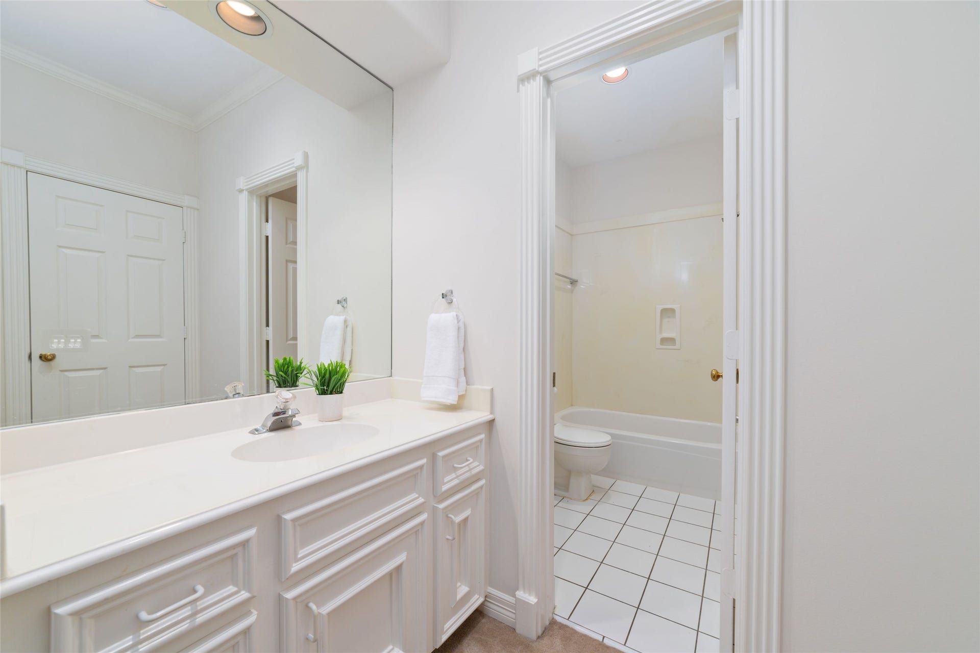 16114 Lafone Drive, Spring, TX 77379 Convenient Hollywood-style bathroom right off of the bedroom.