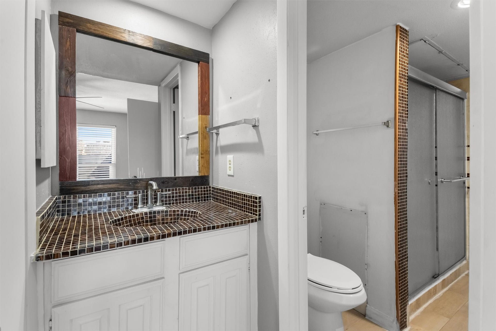 16120 Stuebner Airline Road, #502, Spring, TX 77379 Shared Bathroom Side 2