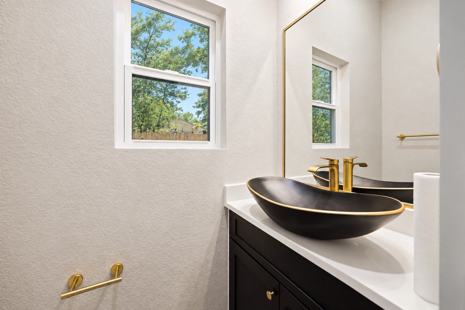 4117 Kewanee Street, #A, Houston, TX 77051 1st floor powder Room
