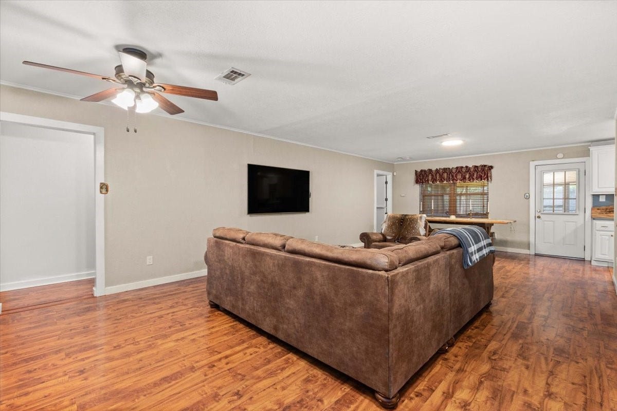 1209 E Brown Lane, Deer Park, TX 77536 Warm and inviting. Perfect for entertaining