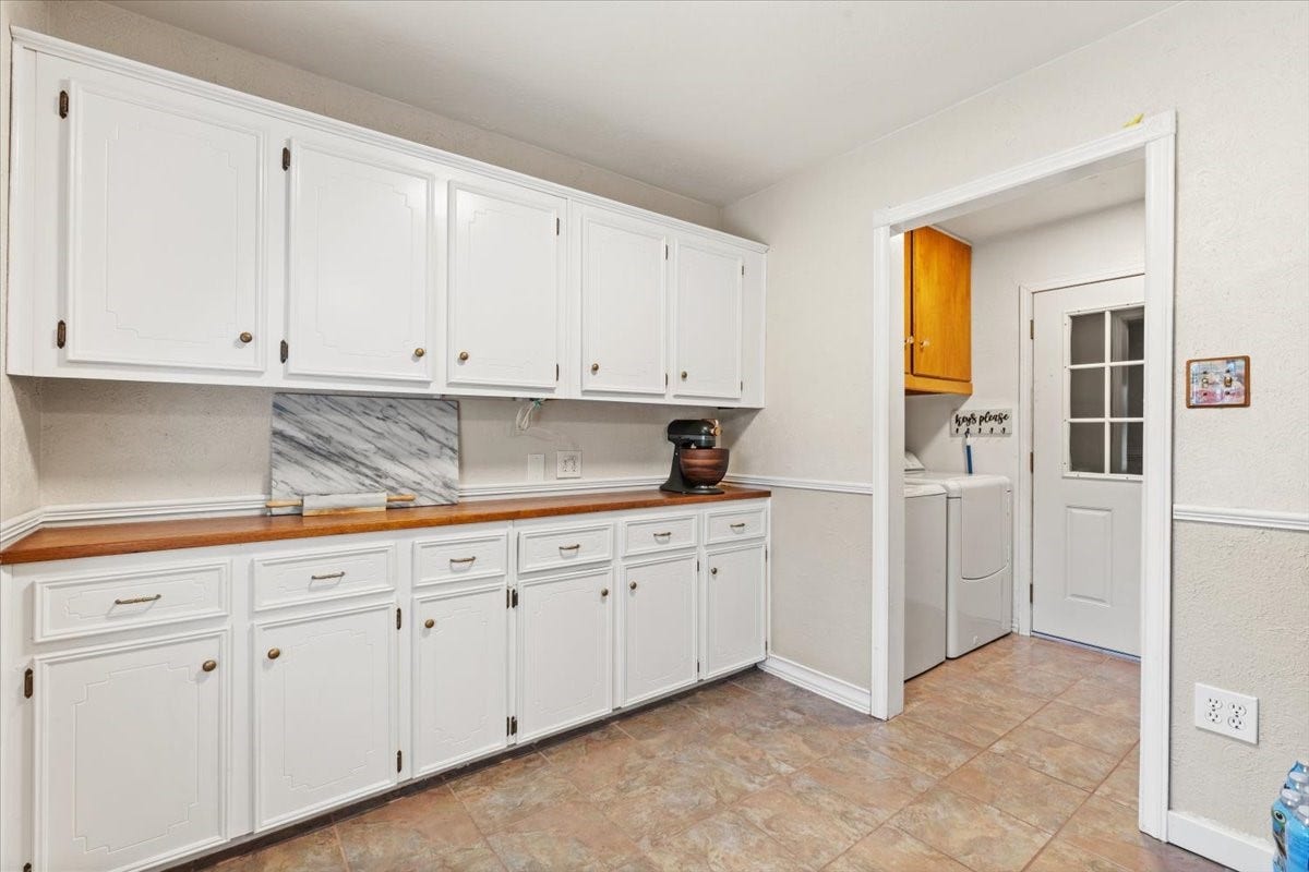 1209 E Brown Lane, Deer Park, TX 77536 Bright and spacious laundry room - note that a different washer will be included.