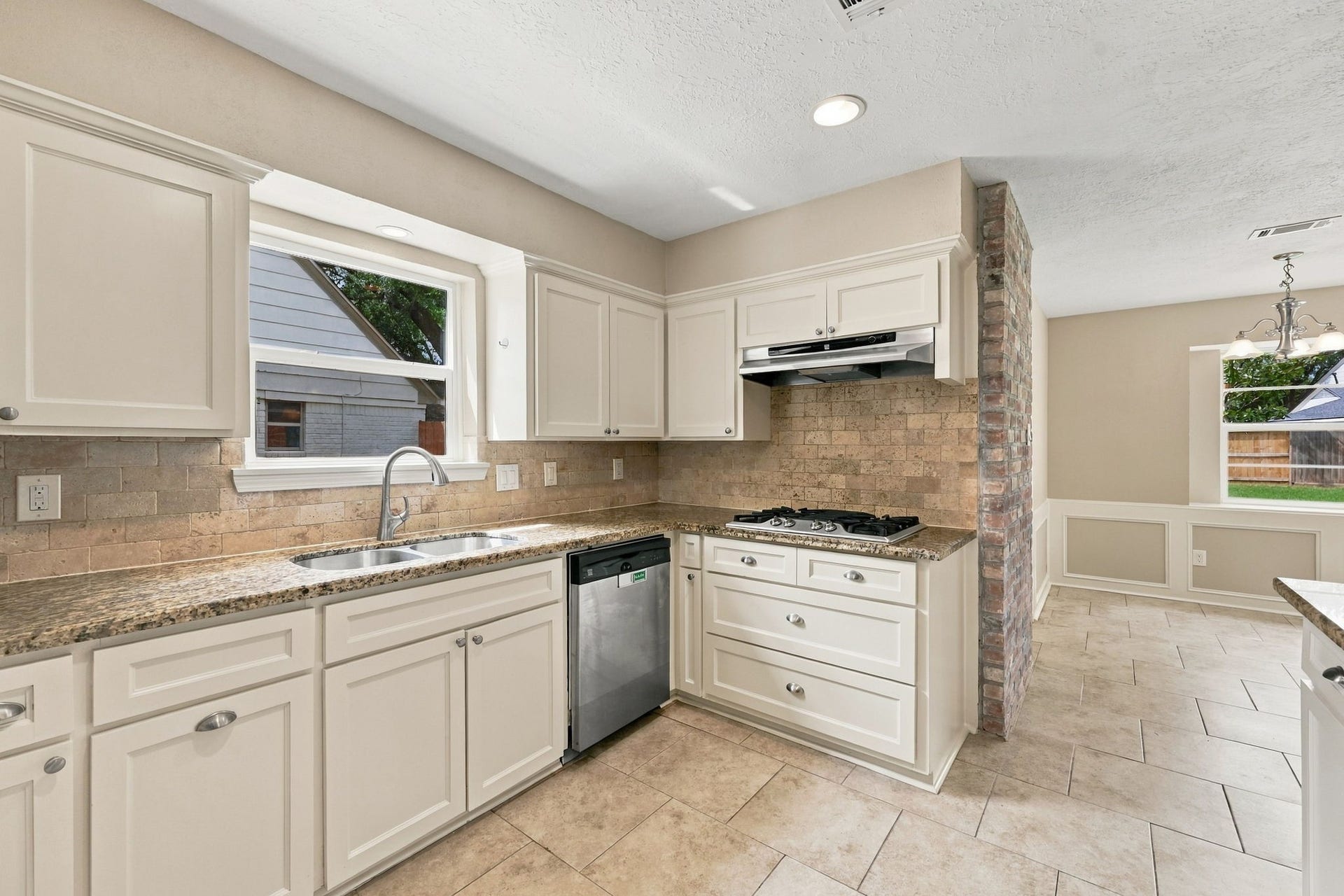 11310 Olympia Drive, Houston, TX 77077 Super nice Kitchen with gas cooktop.