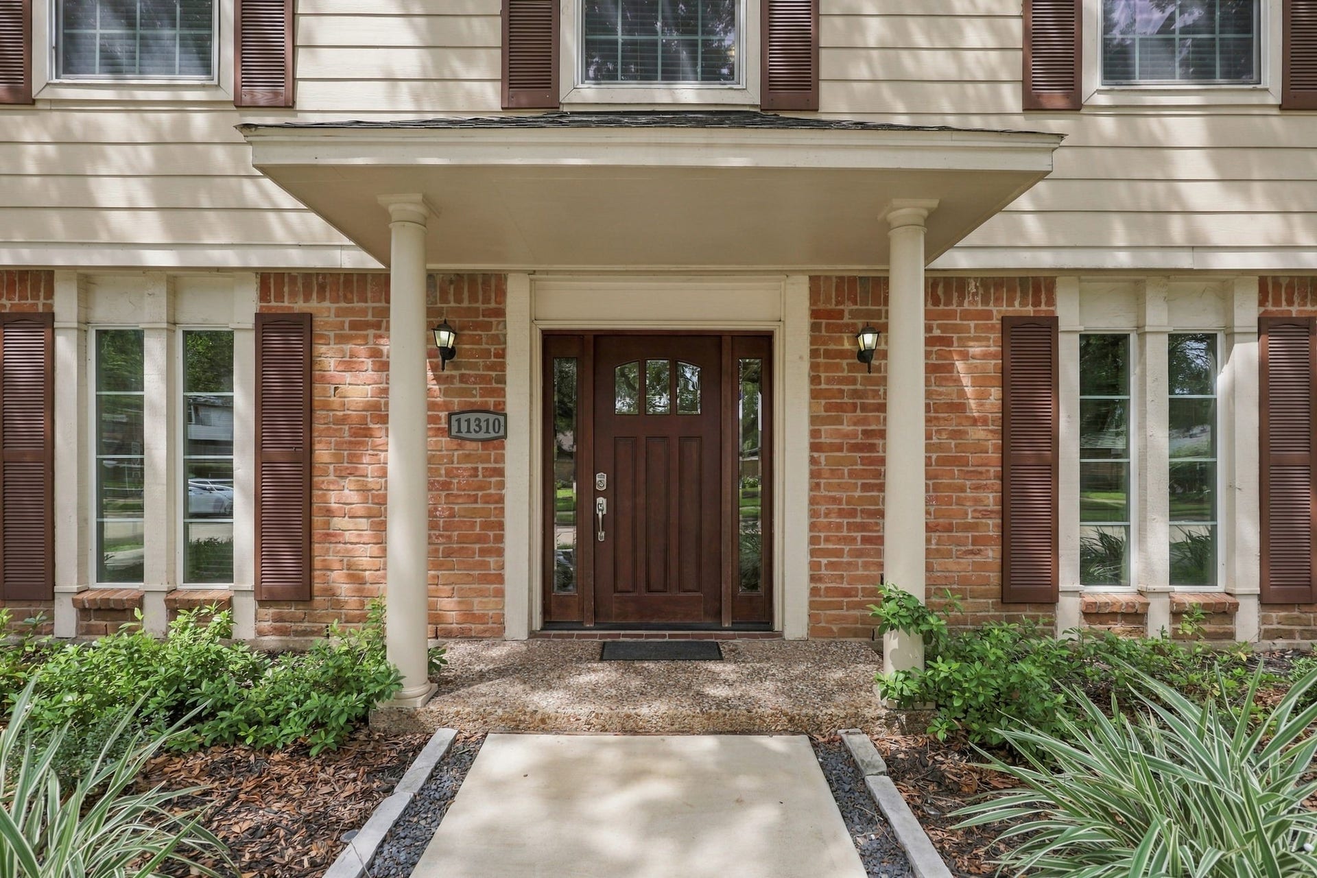 11310 Olympia Drive, Houston, TX 77077 Come on inside and view this beautiful home.