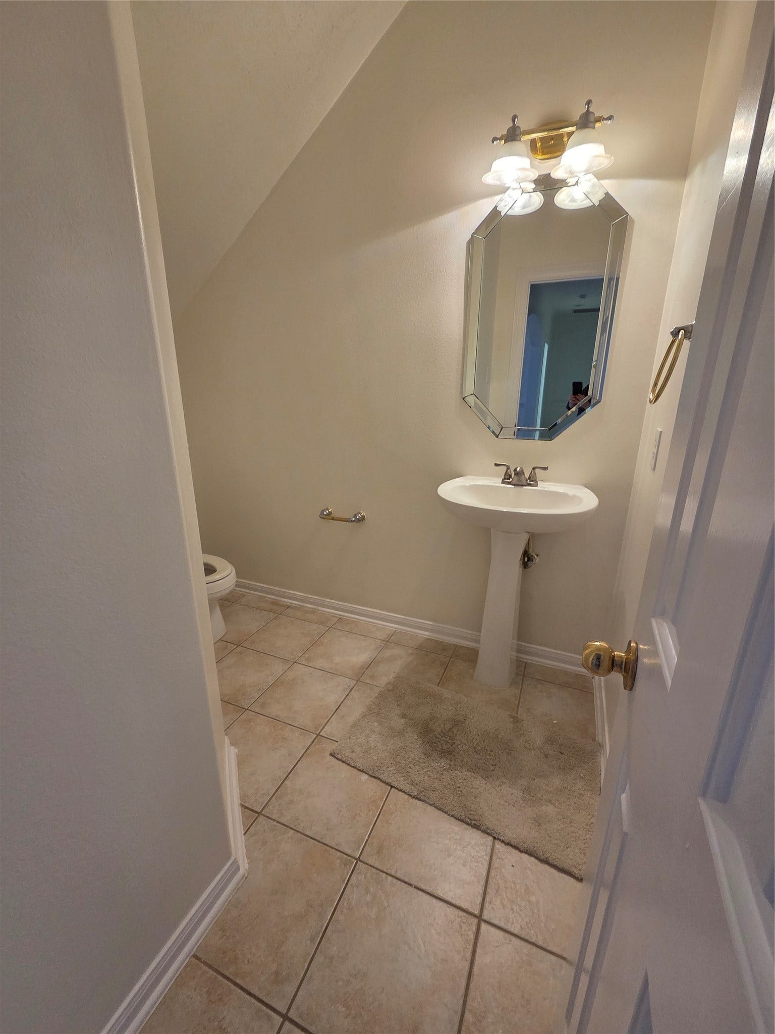 1313 Romero Drive, Pearland, TX 77581 Half Bathroom on first floor