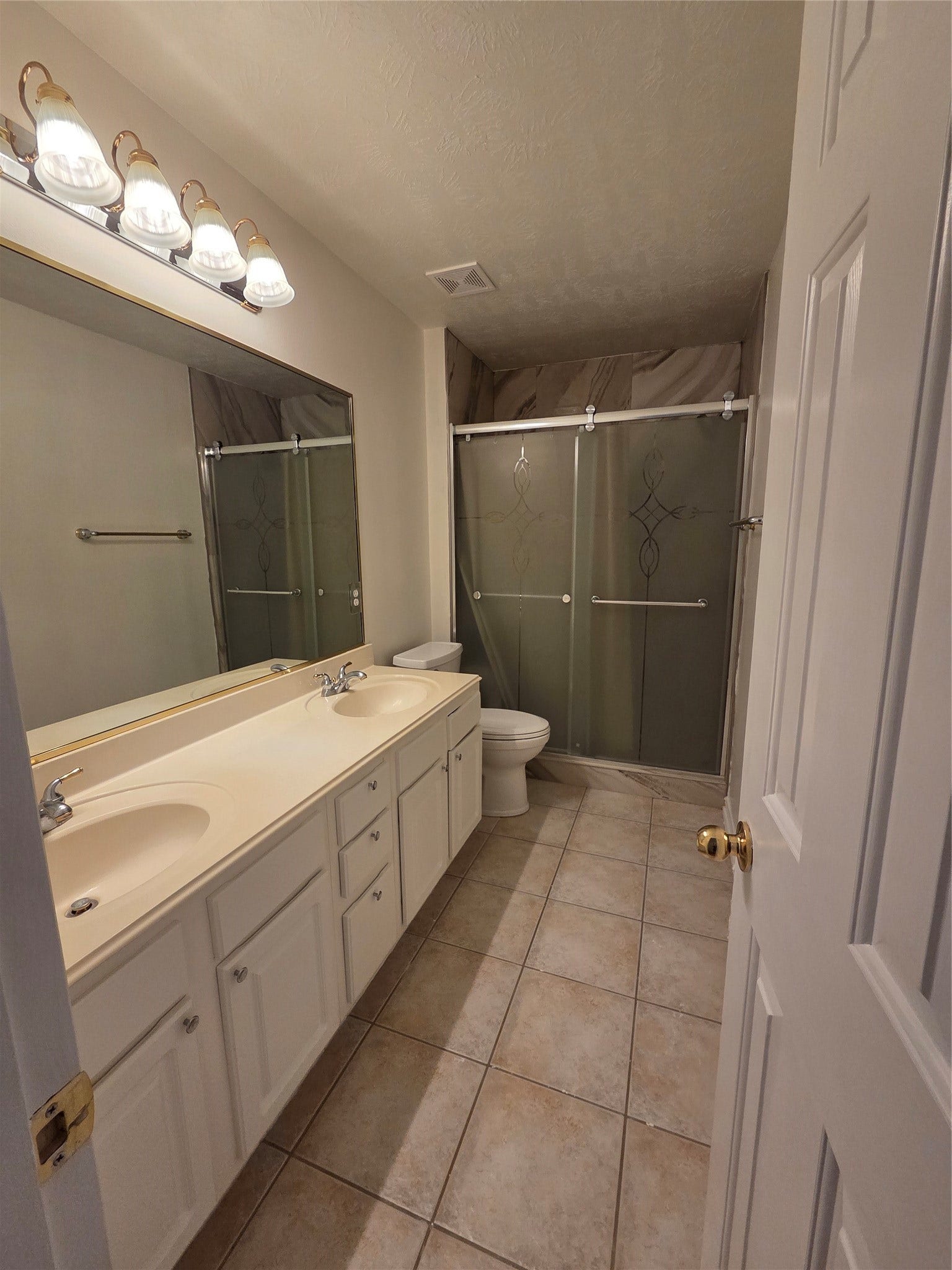 1313 Romero Drive, Pearland, TX 77581 Second full bathroom