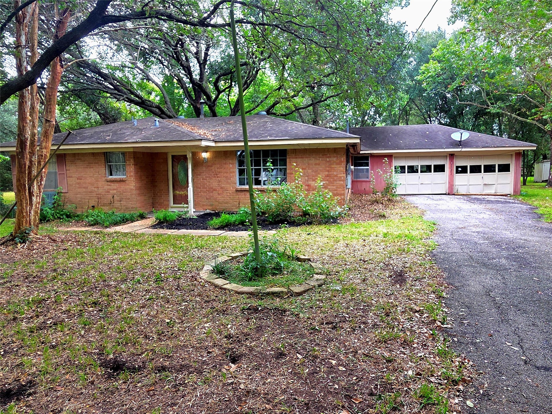 13502 30th Street, Santa Fe, TX 77510 Welcome to 13502 30th St. Charming home in a secluded spot in Santa Fe!