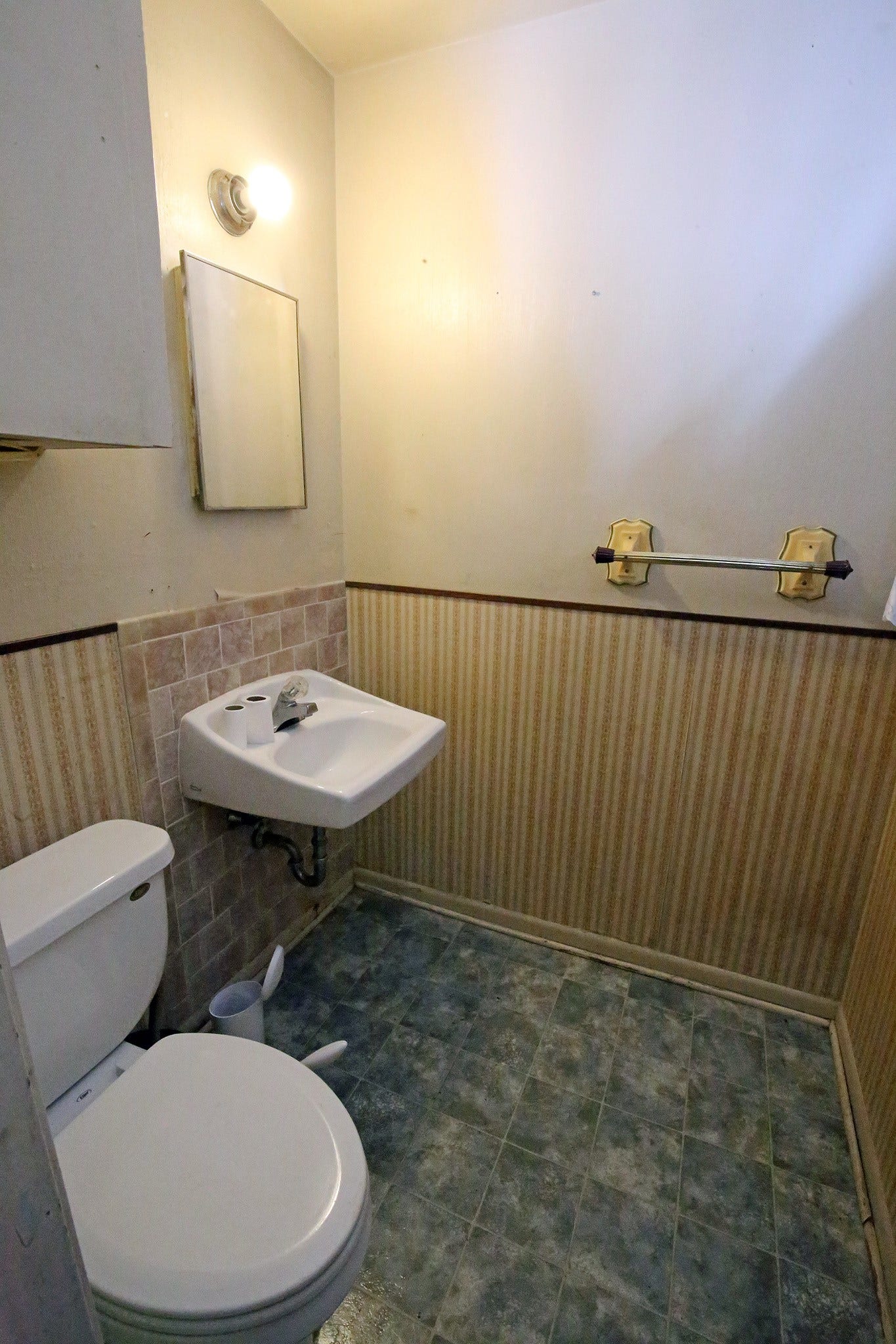 13502 30th Street, Santa Fe, TX 77510 Primary half bath