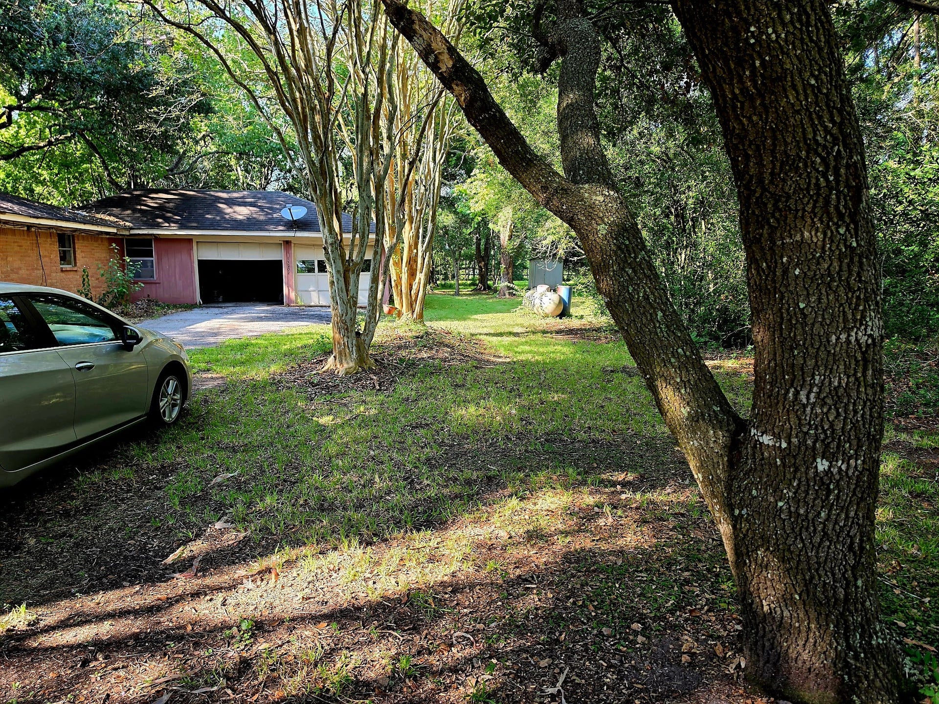 13502 30th Street, Santa Fe, TX 77510 Part of the side yard
