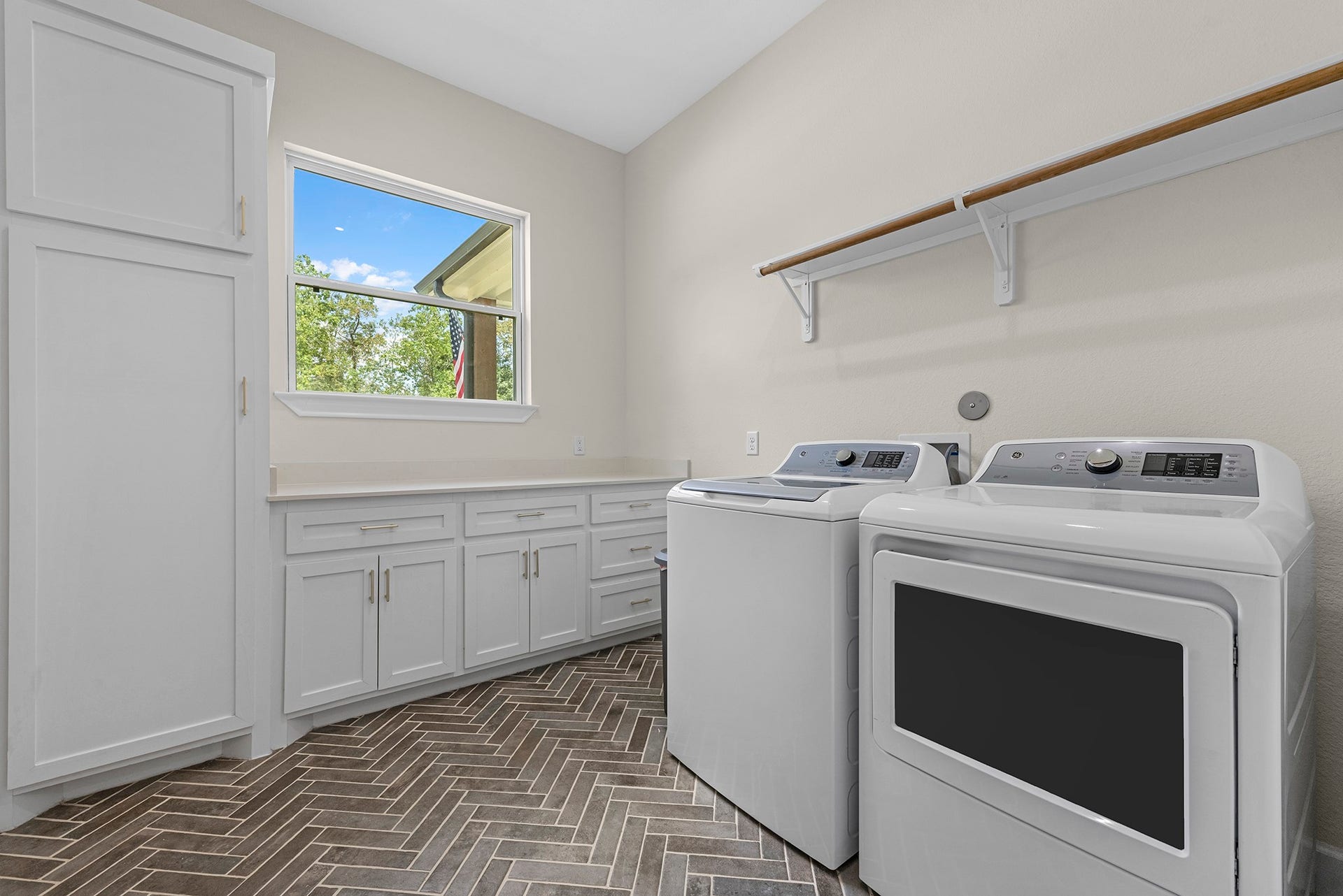 22694 Brook Forest Road, New Caney, TX 77357 HUGE utility room with window, cabinetry, countertops & tons of additional storage!