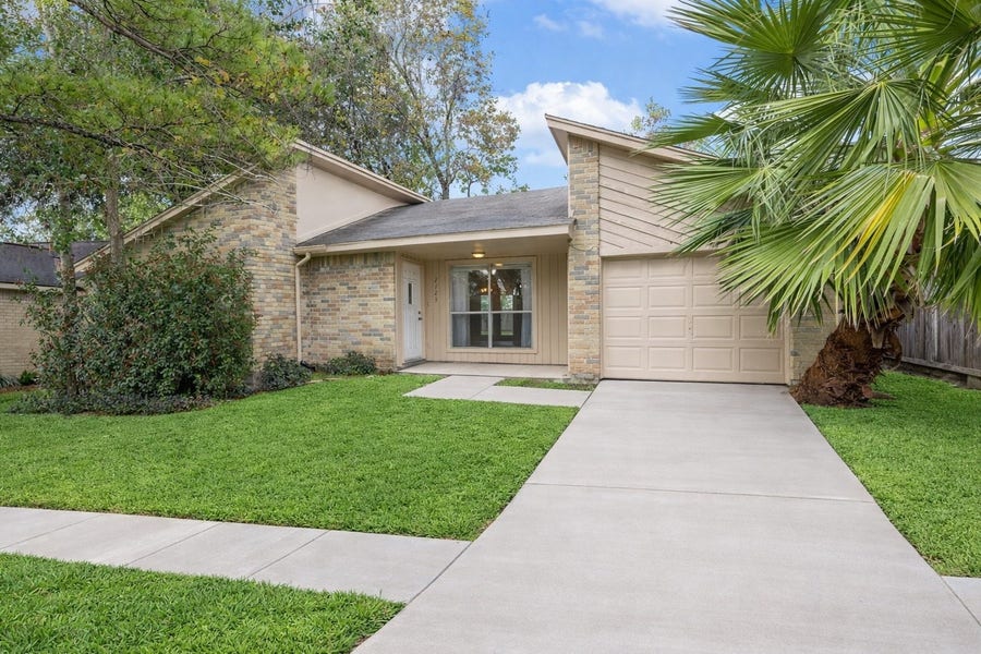 Property photo for 2723 N Brompton Drive, Pearland, TX