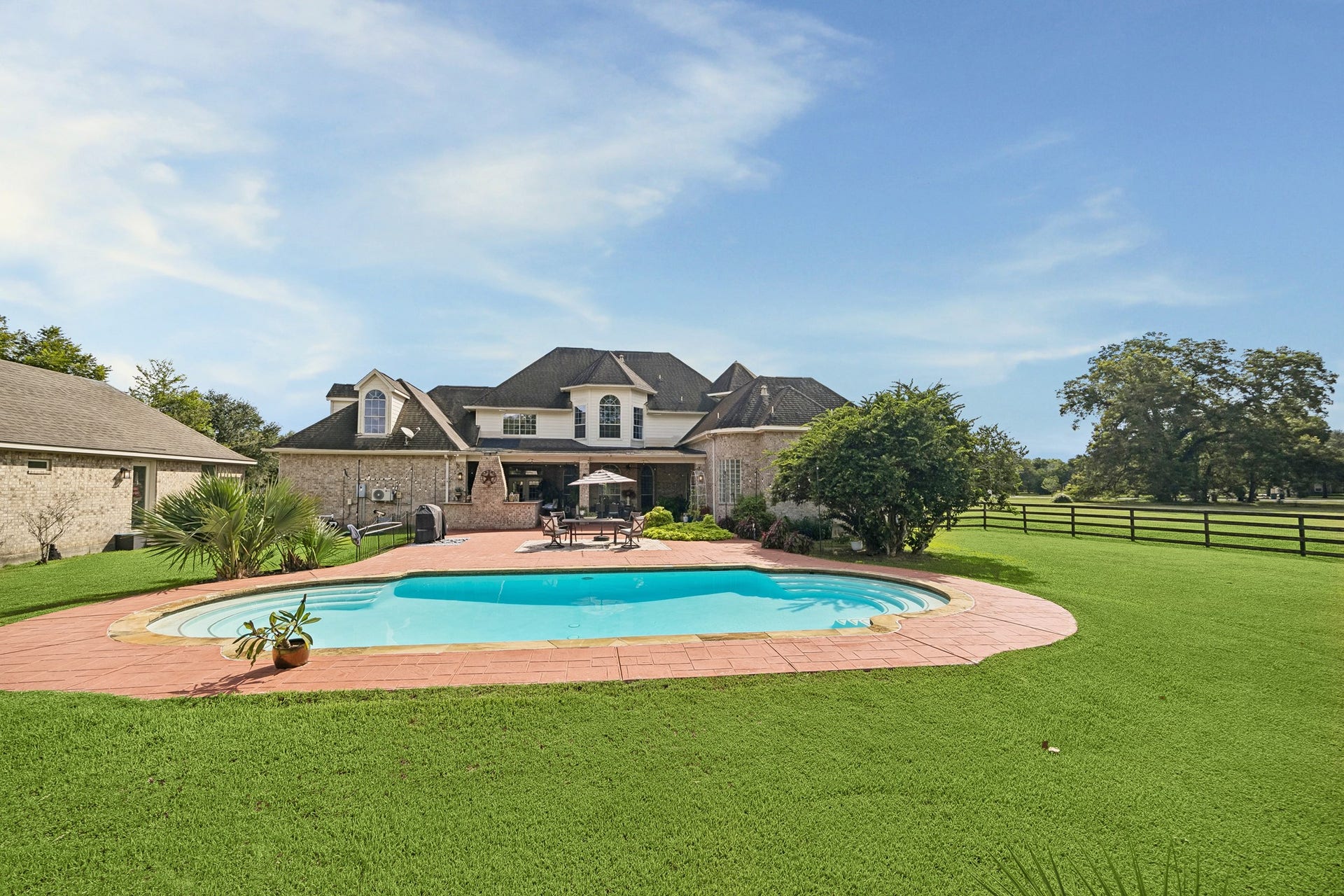 1319 Brazoswood Place, Richmond, TX 77406 A touch of countryside with the convenience of city living. Enjoy room to roam, relax, and entertain beneath wide-open skies.