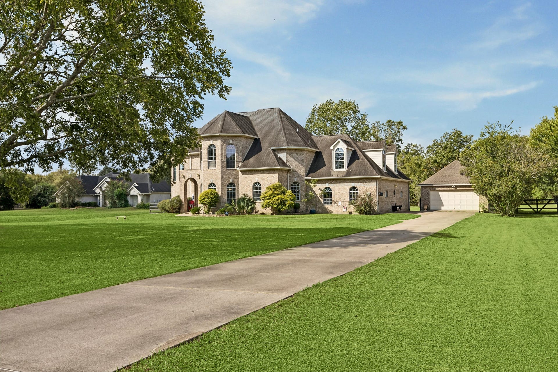 1319 Brazoswood Place, Richmond, TX 77406 Impressive curb appeal meets peaceful country living, with expansive green space, towering trees, and a grand two-story residence. Welcome home to 1319 Brazoswood Place in Richmond, TX.