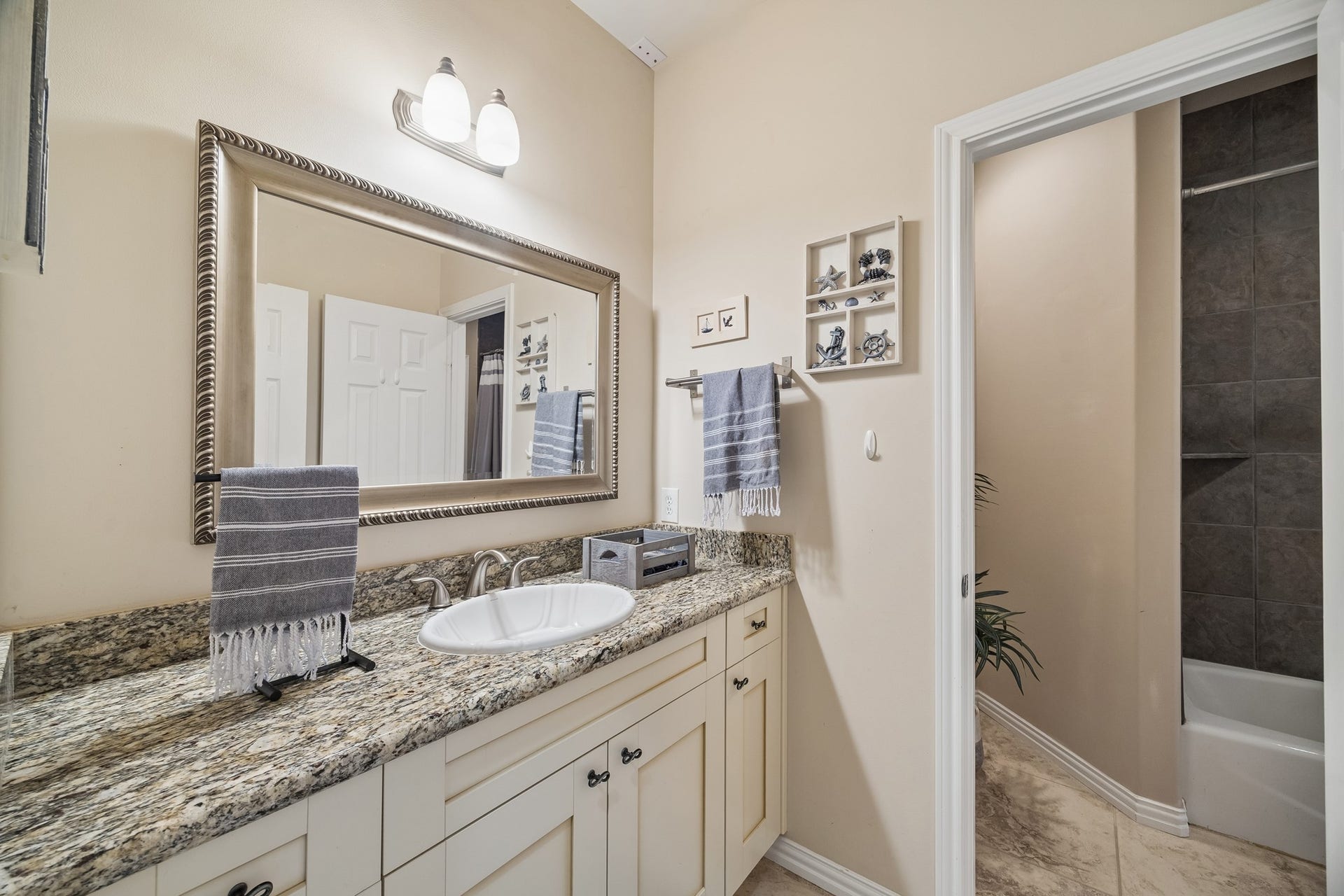 1319 Brazoswood Place, Richmond, TX 77406 Jack and Jill style secondary bathroom