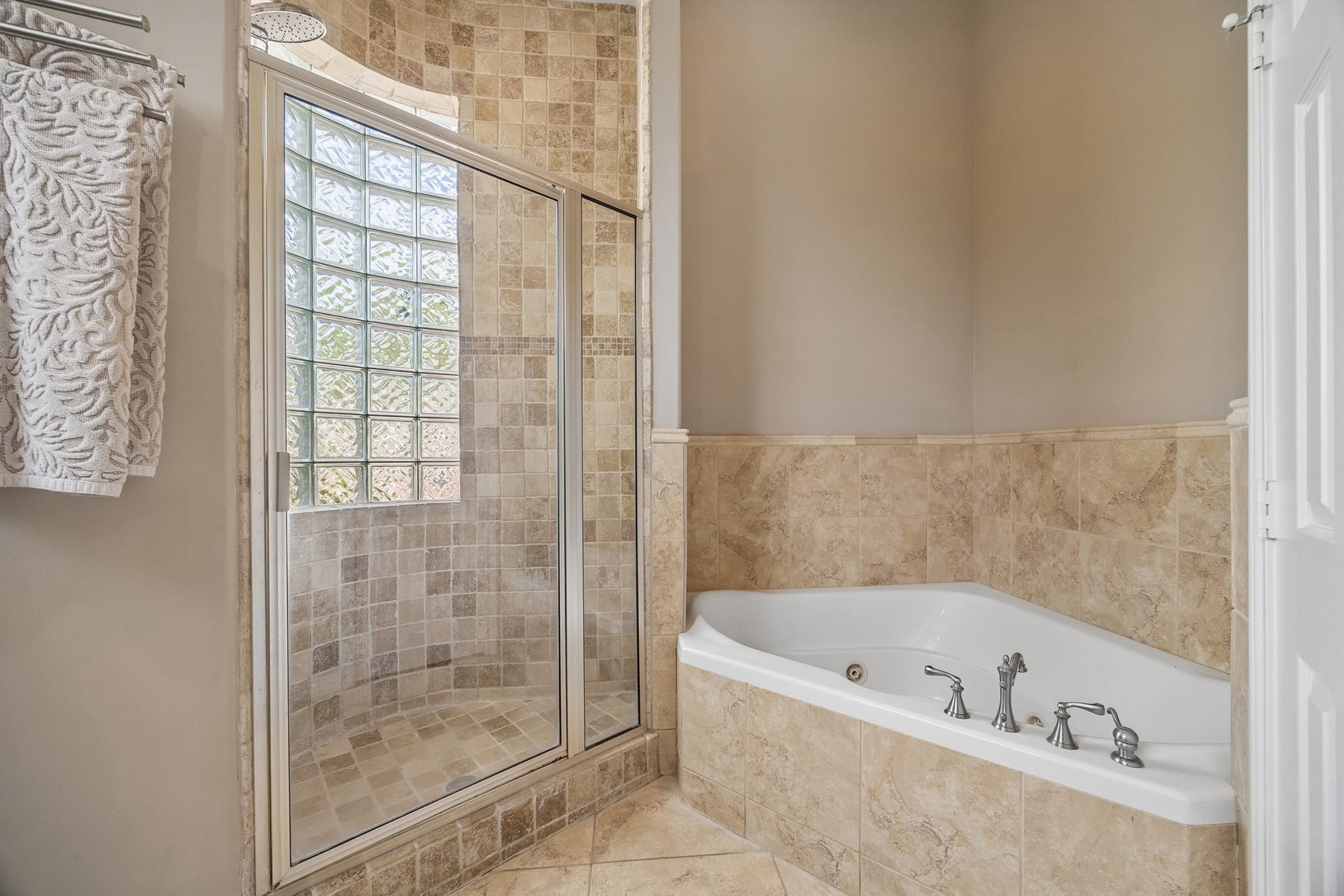 1319 Brazoswood Place, Richmond, TX 77406 Primary bathroom boasts oversized jetted tub and brushed nickel fixtures.
