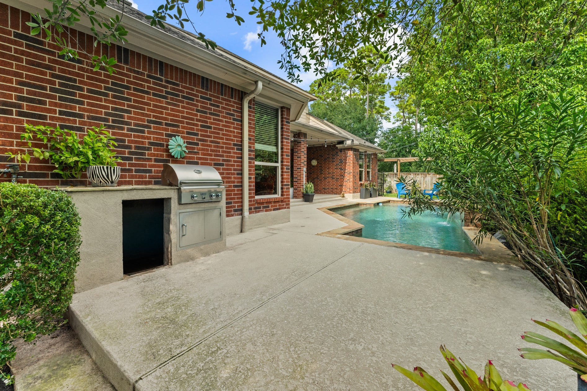 3 Blue Wildflower Pl, The Woodlands, TX 77354 Enjoy grilling your favorites using the built-in grill with an extended stone counter and room for a beverage fridge.