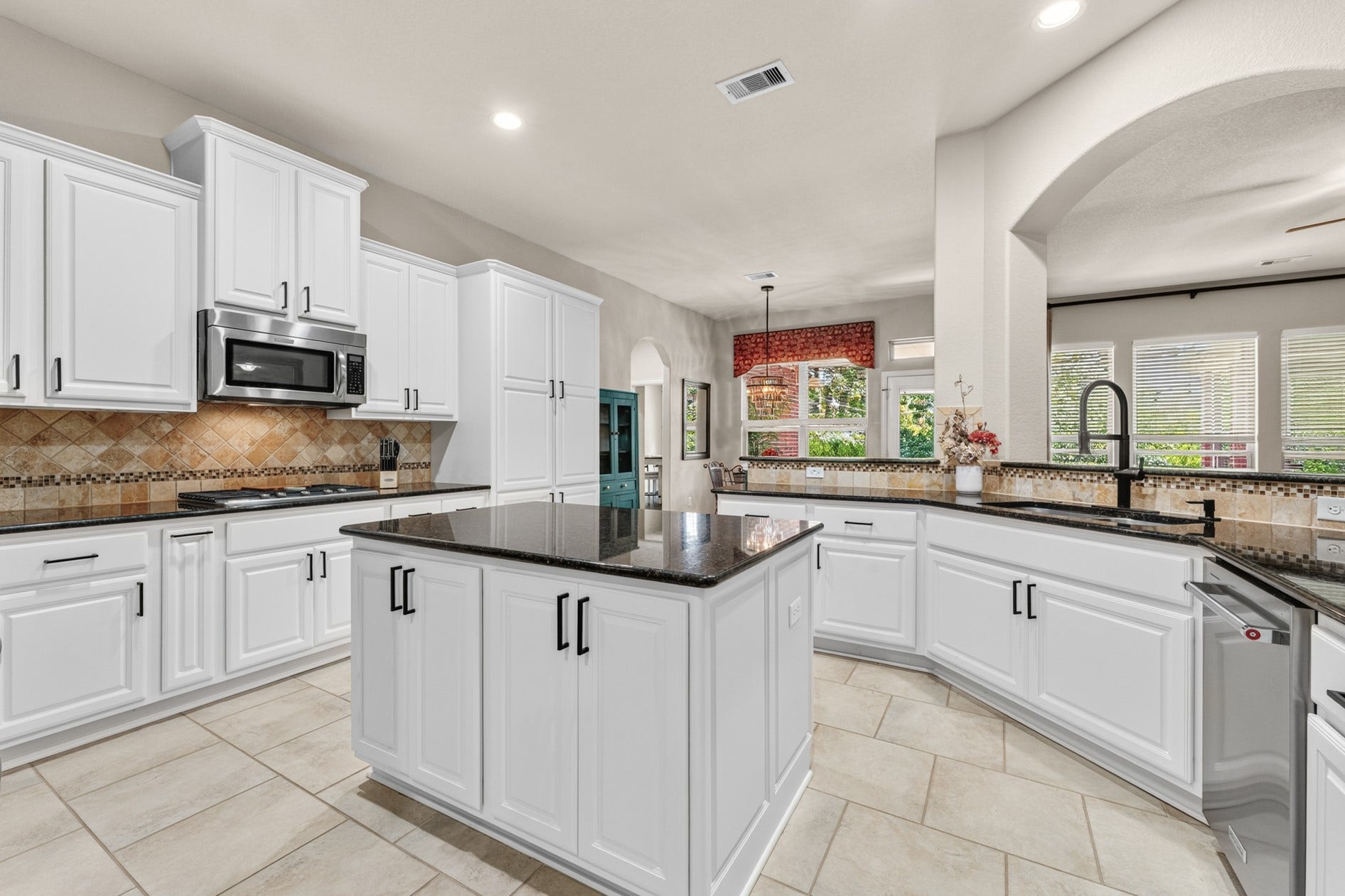 3 Blue Wildflower Pl, The Woodlands, TX 77354 Long countertops and a center island make meal prep a breeze!