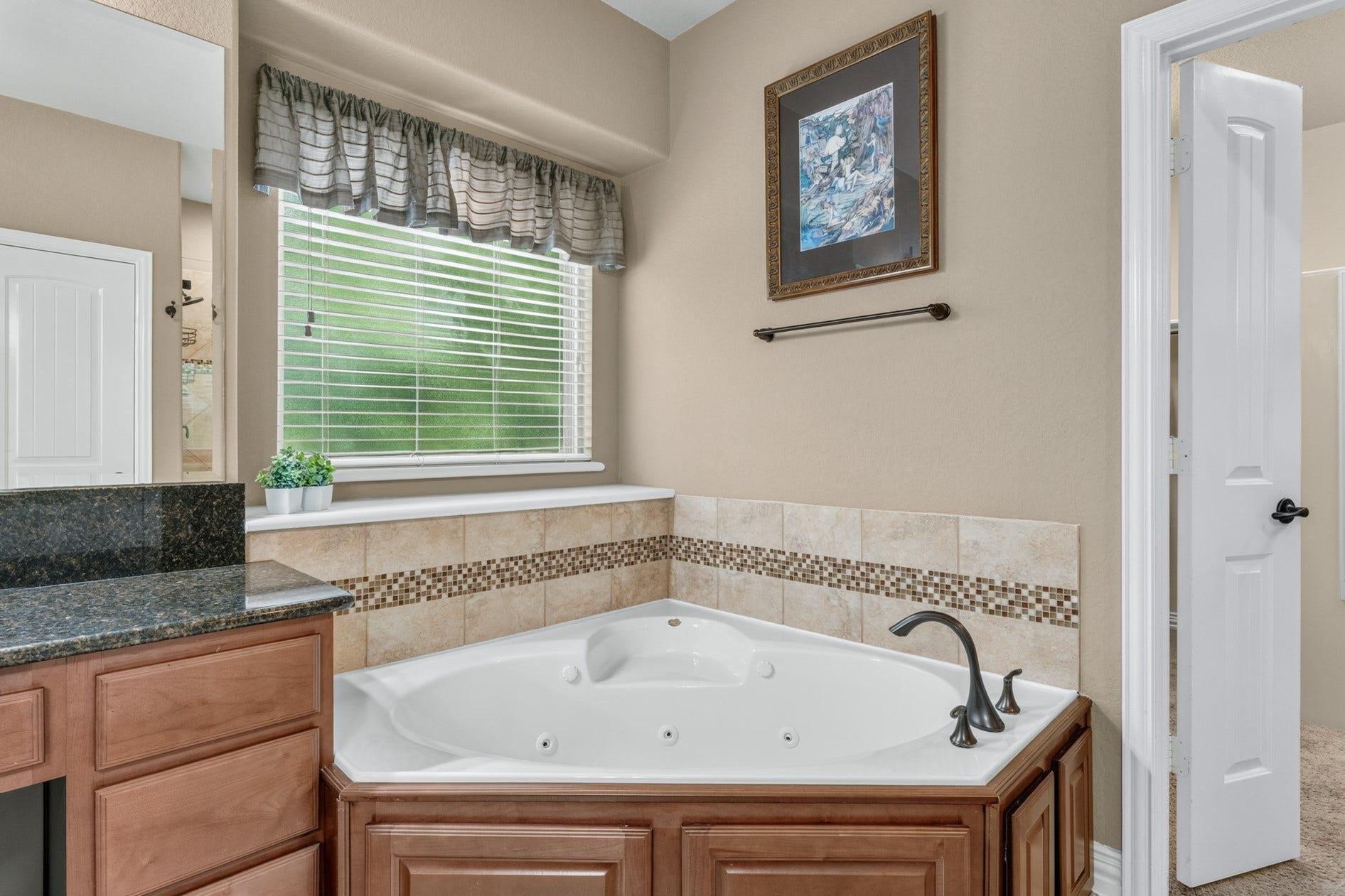 3 Blue Wildflower Pl, The Woodlands, TX 77354 Take some time to relax in your large jetted tub. A window with privacy glass lets in natural light.