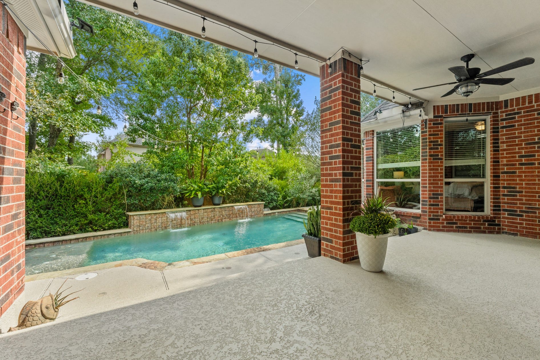 3 Blue Wildflower Pl, The Woodlands, TX 77354 Step outside - your covered patio and gorgeous pool area is a wonderful space for your family and friends to truly enjoy the outdoors! The patio can accommodate a dining table and outdoor furniture.