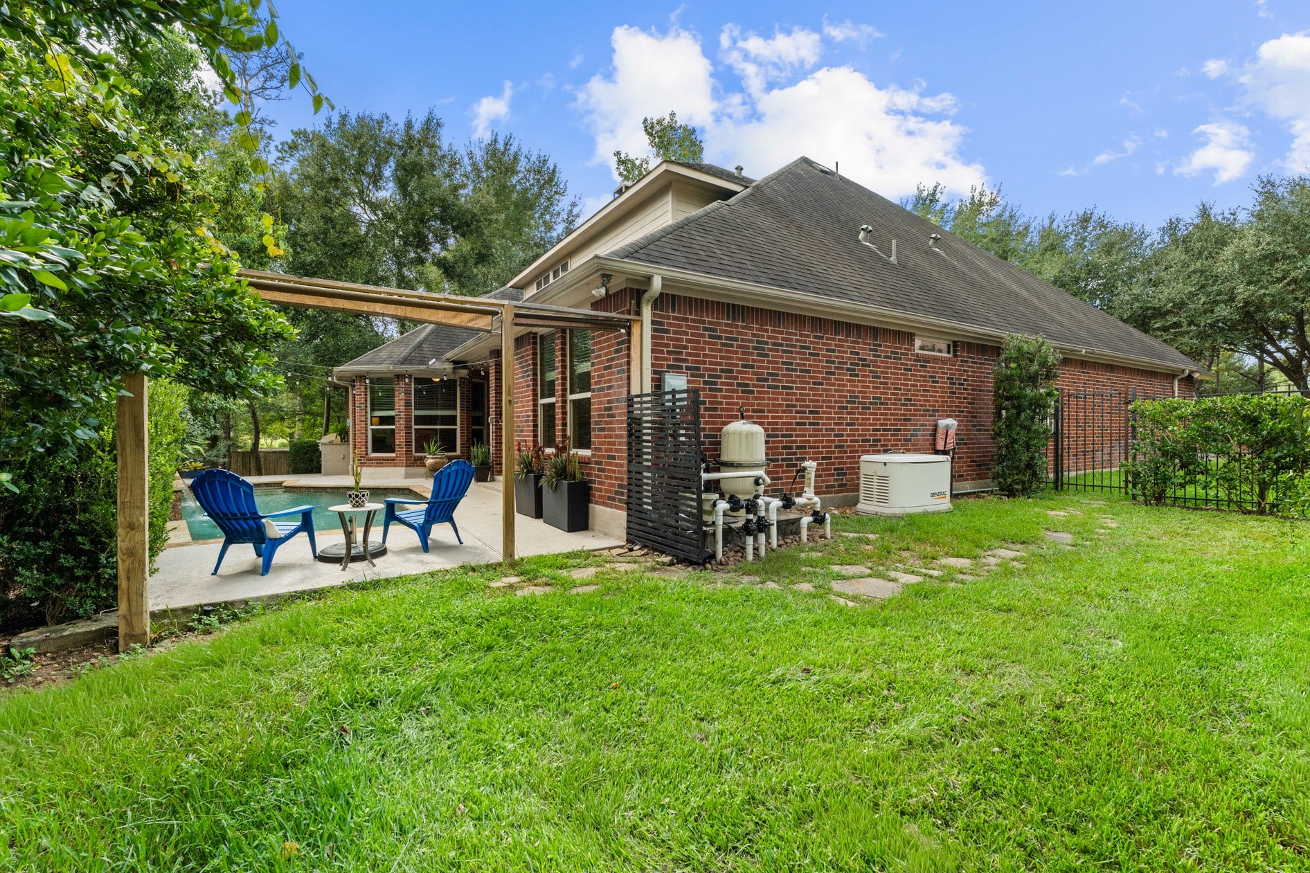 3 Blue Wildflower Pl, The Woodlands, TX 77354 Opposite side of the yard. The GENERATOR on the side of the house is included.