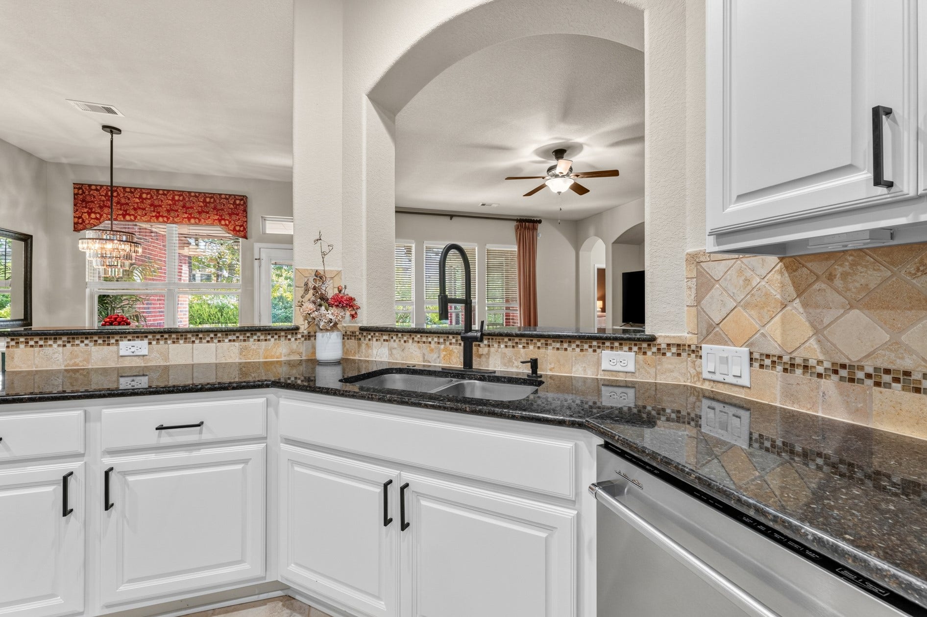 3 Blue Wildflower Pl, The Woodlands, TX 77354 Enjoy sightlines to the other common areas and the pool while in the kitchen.