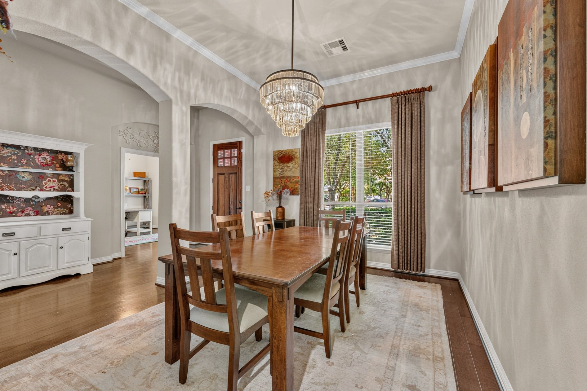 3 Blue Wildflower Pl, The Woodlands, TX 77354 This dining room is the perfect spot to share meals with family and friends! A stunning chandelier serves as the focal point of the room.