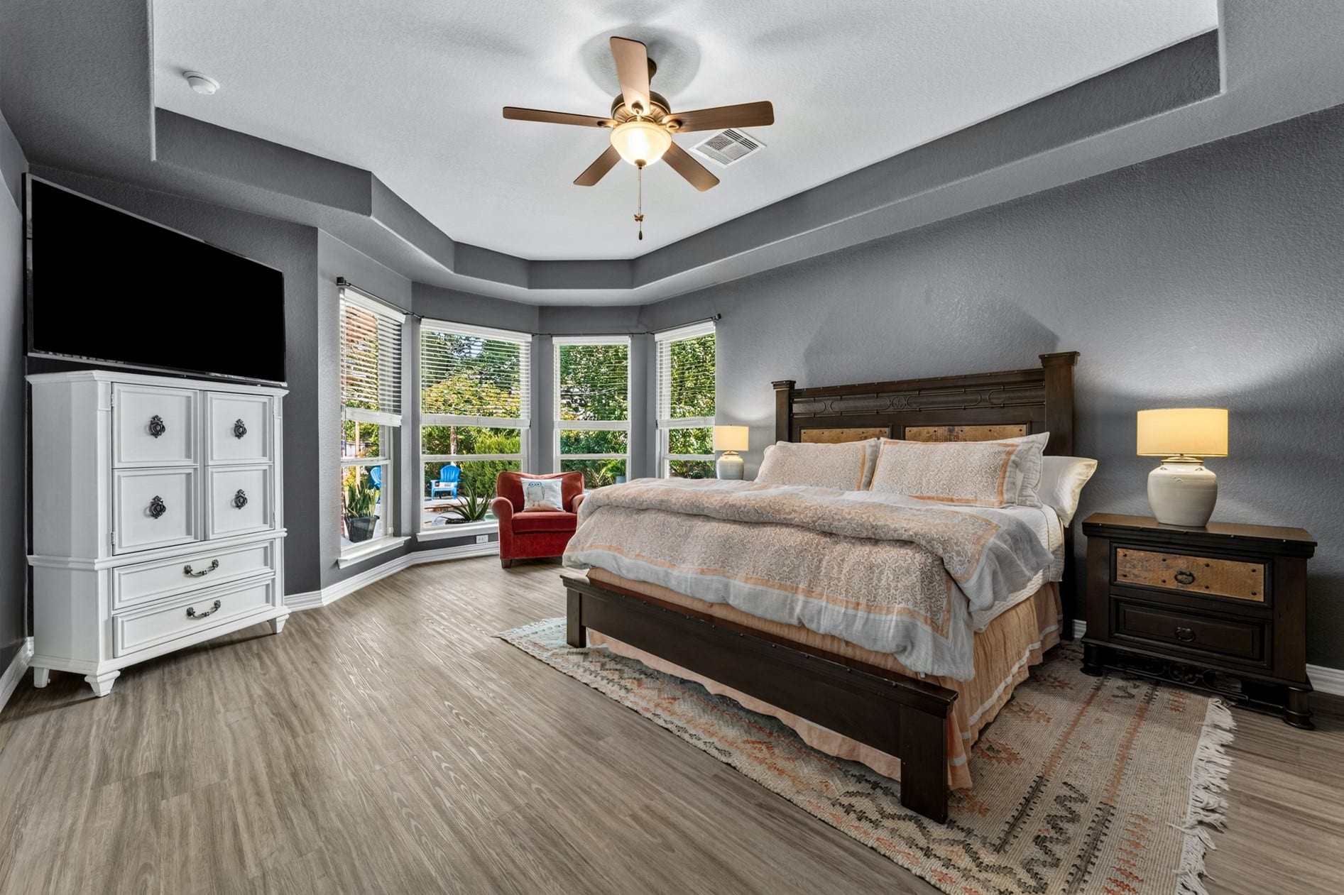 3 Blue Wildflower Pl, The Woodlands, TX 77354 Your spacious primary suite is a true retreat offering a relaxing spot to unwind. Large bay windows let sunlight enter the room.