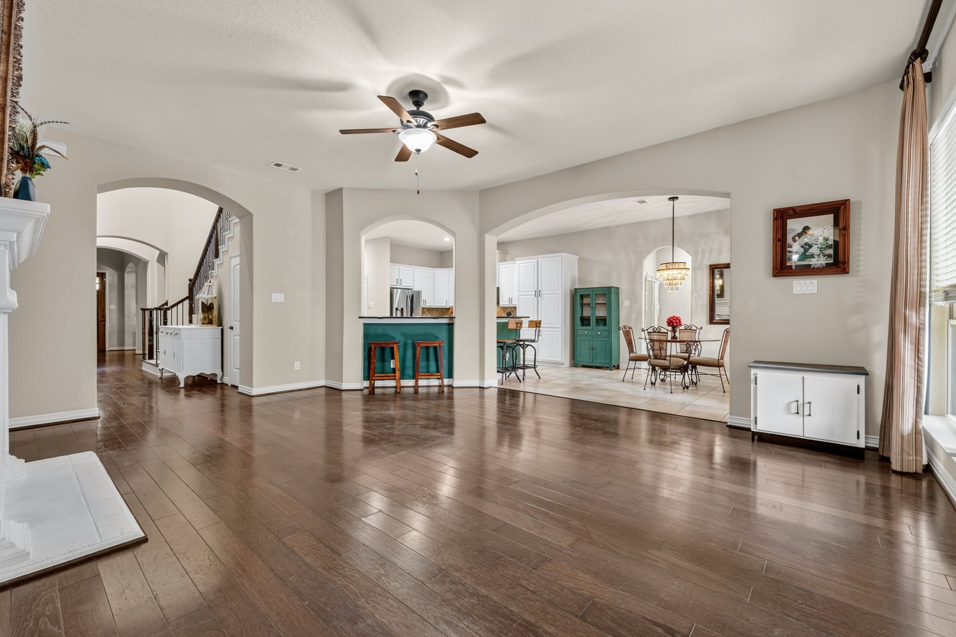 3 Blue Wildflower Pl, The Woodlands, TX 77354 Open spaces allow everyone to stay connected!