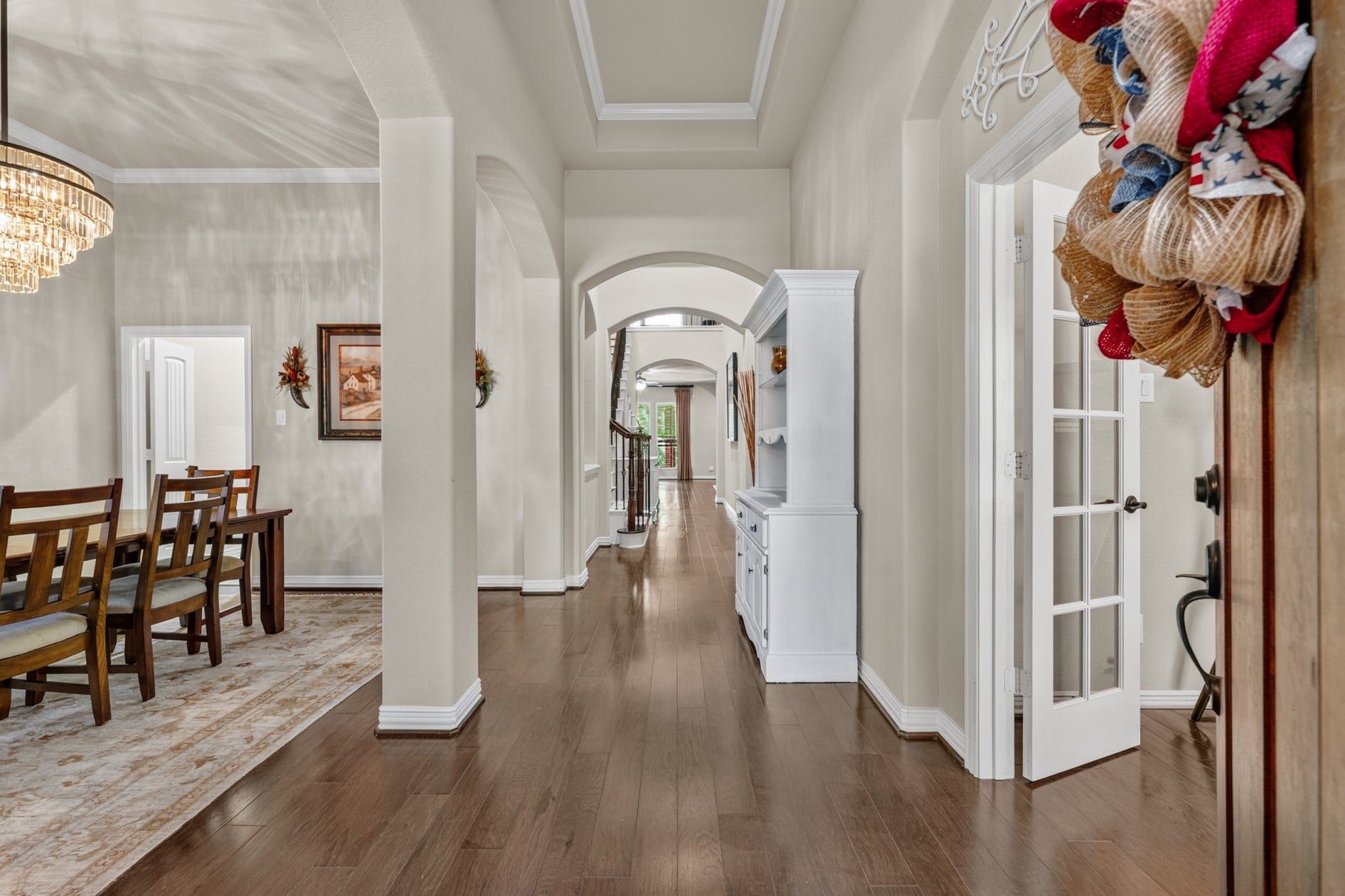 3 Blue Wildflower Pl, The Woodlands, TX 77354 Inside, you'll find a warm, welcoming entry hall with high tray ceilings, arched openings, and gorgeious flooring. The front entrance is flanked by the formal dining room on the left that connects to the kitchen and the home office on the right.