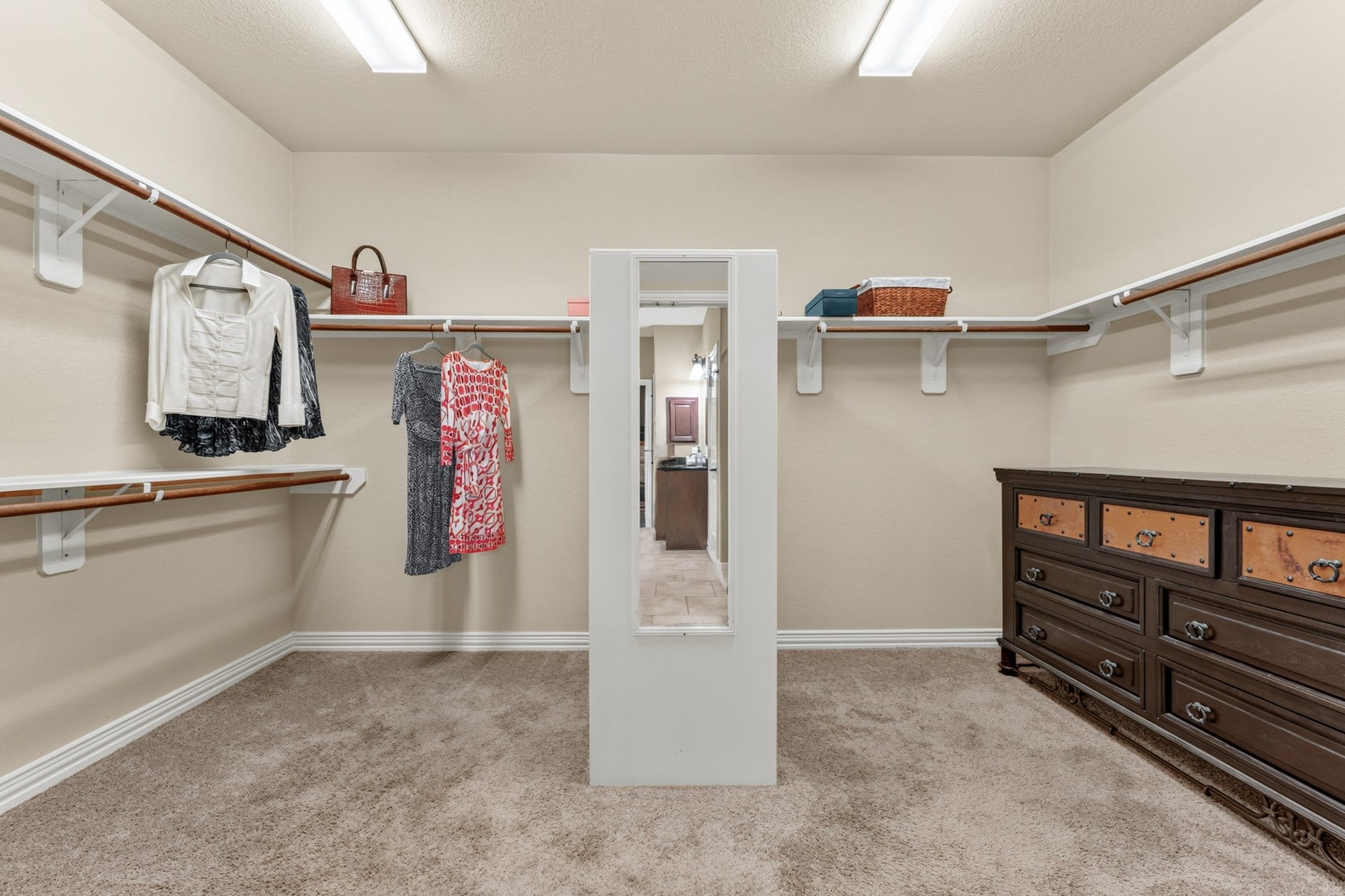 3 Blue Wildflower Pl, The Woodlands, TX 77354 Your primary suite features an oversized walk-in closet!