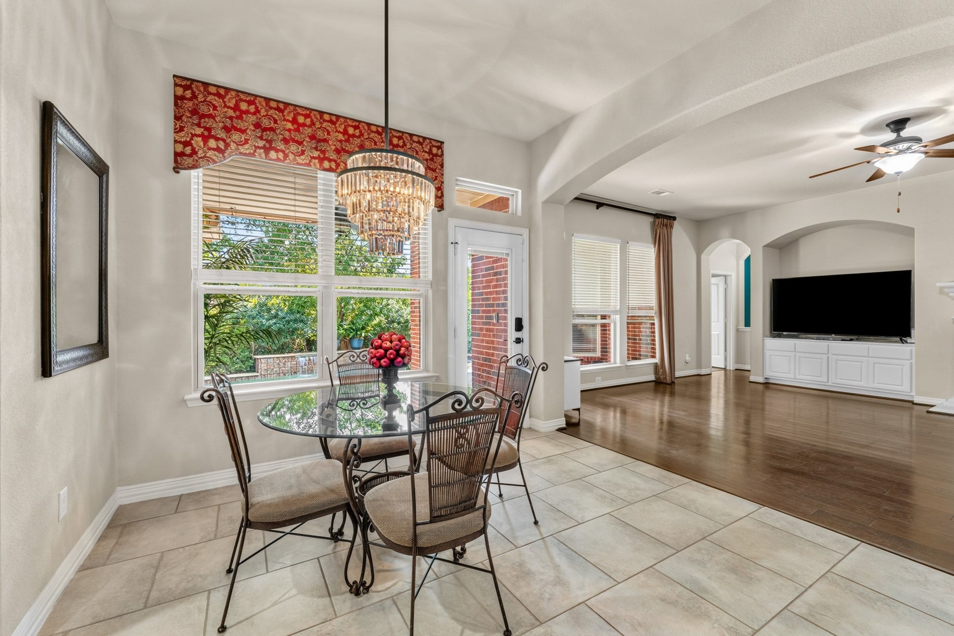 3 Blue Wildflower Pl, The Woodlands, TX 77354 A cheerful breakfast area is a great spot for casual meals.