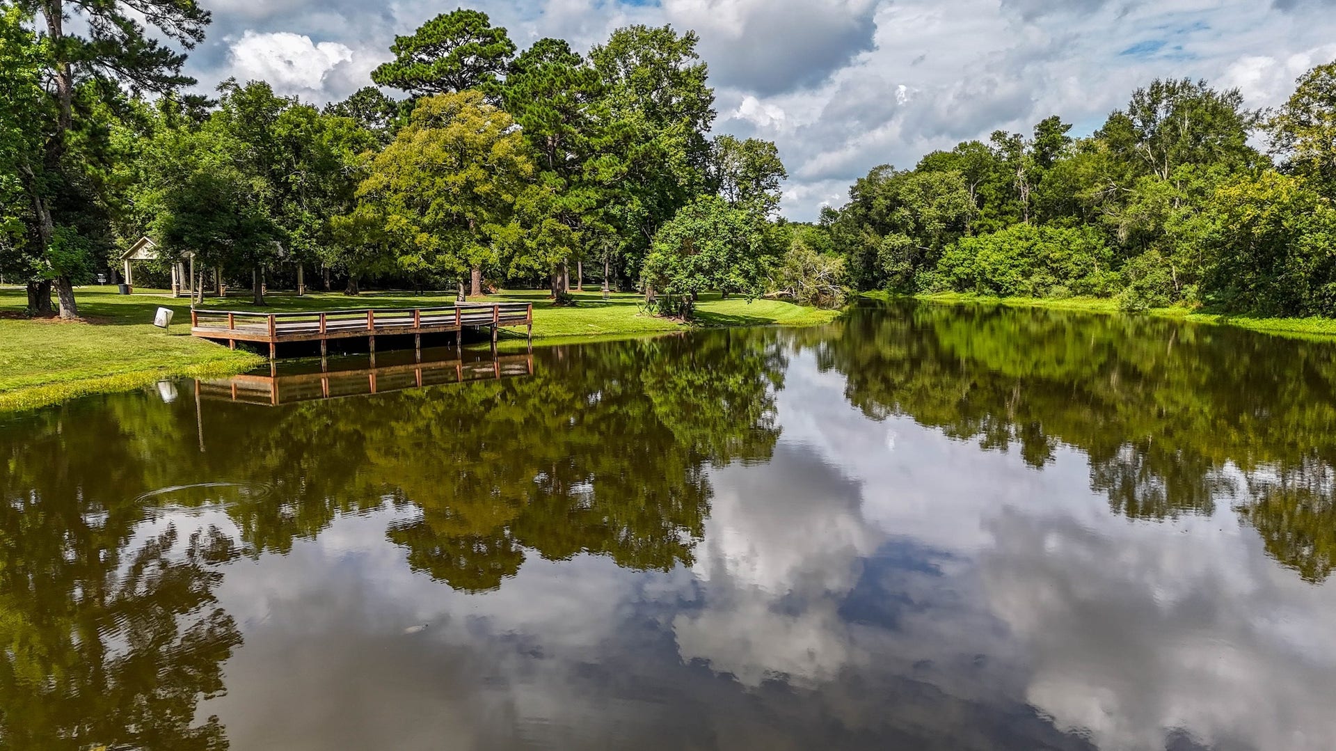 Yes, there is also a lake at the back of the neighborhood!