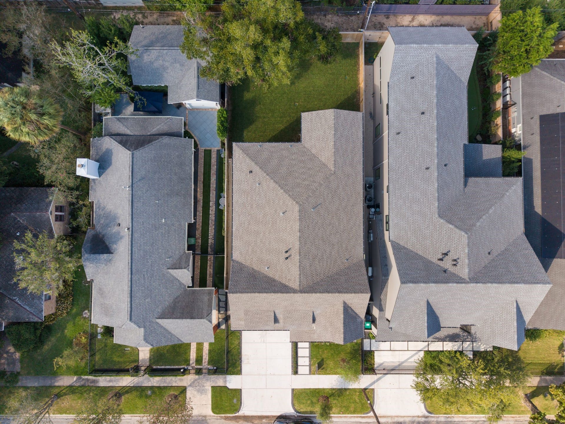 711 E 12th Street, Houston, TX 77008 This aerial view showcases the homes generous 6,250-square-foot lot, with a broad backyard and a mature tree tucked into the corner to preserve open lawn. A double-width driveway and attached garage add everyday convenience to this Heights address.