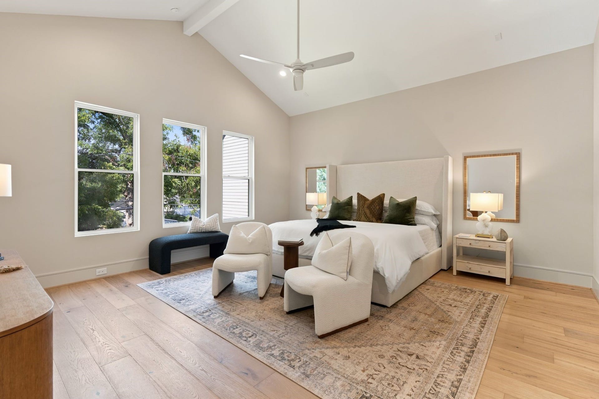 711 E 12th Street, Houston, TX 77008 illed with natural light, this inviting retreat offers a peaceful place to begin and end the day.