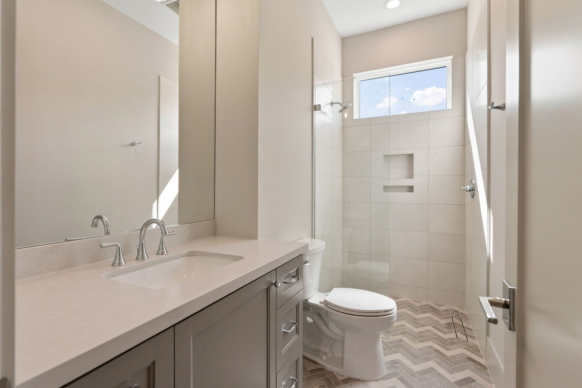 711 E 12th Street, Houston, TX 77008 Conveniently located off the upstairs game room, this full bath pairs a spacious vanity with a glass-enclosed shower and natural light. A practical addition for guests and everyday living, with the same thoughtful finishes found throughout the home.