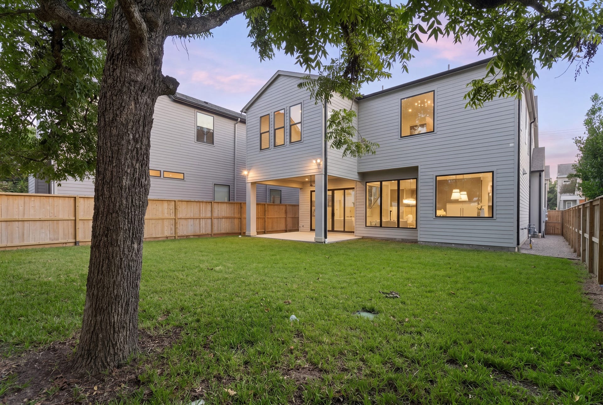 711 E 12th Street, Houston, TX 77008 An expansive backyard and spacious covered porch offer priceless room to relax, entertain, and play. Perfectly positioned in the corner, a magnificent mature tree provides welcome shade while leaving a broad stretch of lawn open for endless possibilities.