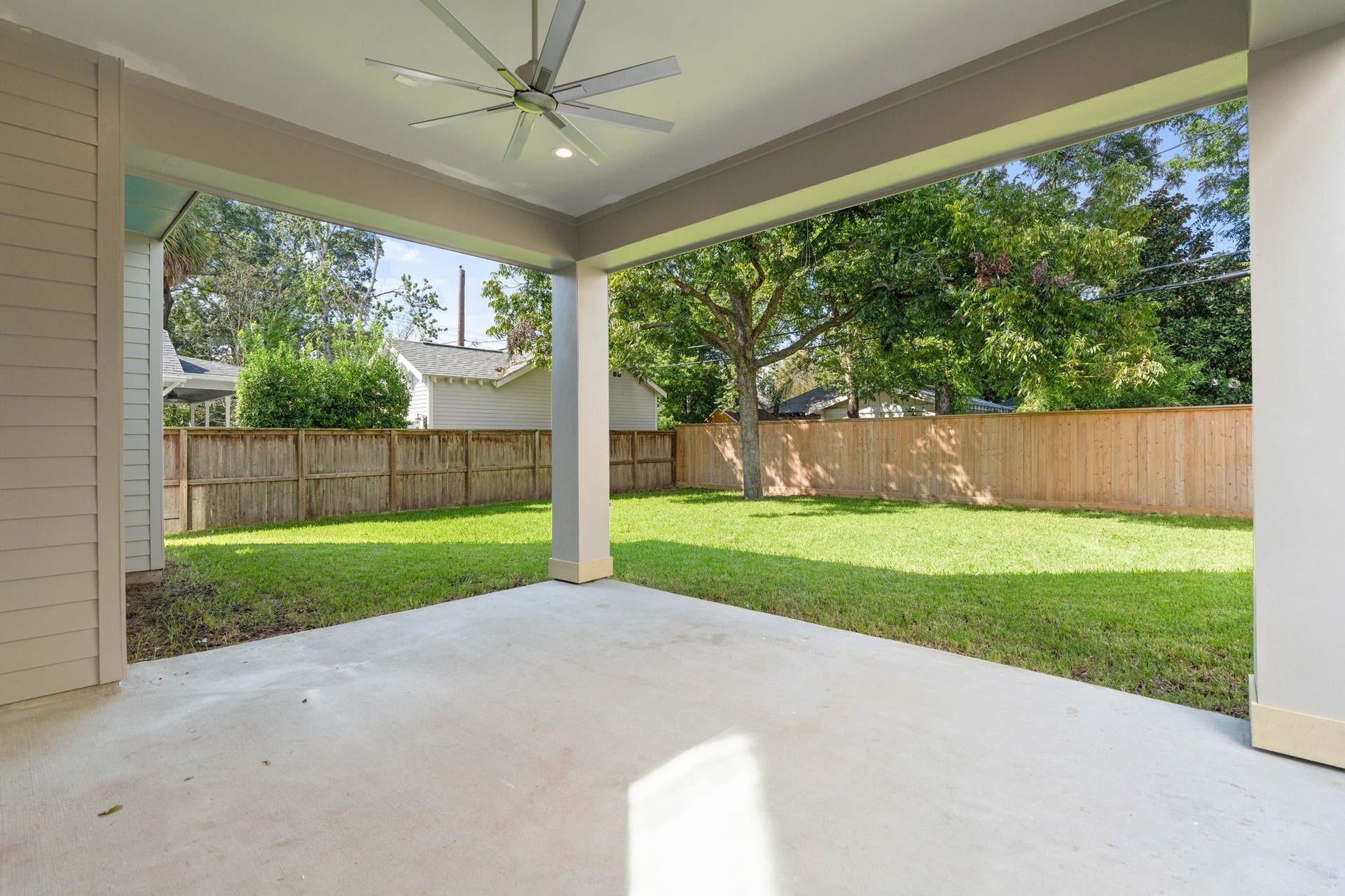 711 E 12th Street, Houston, TX 77008 An outdoor extension of the great room, the spacious covered back porch offers room for dining, lounging, and gathering with friends.