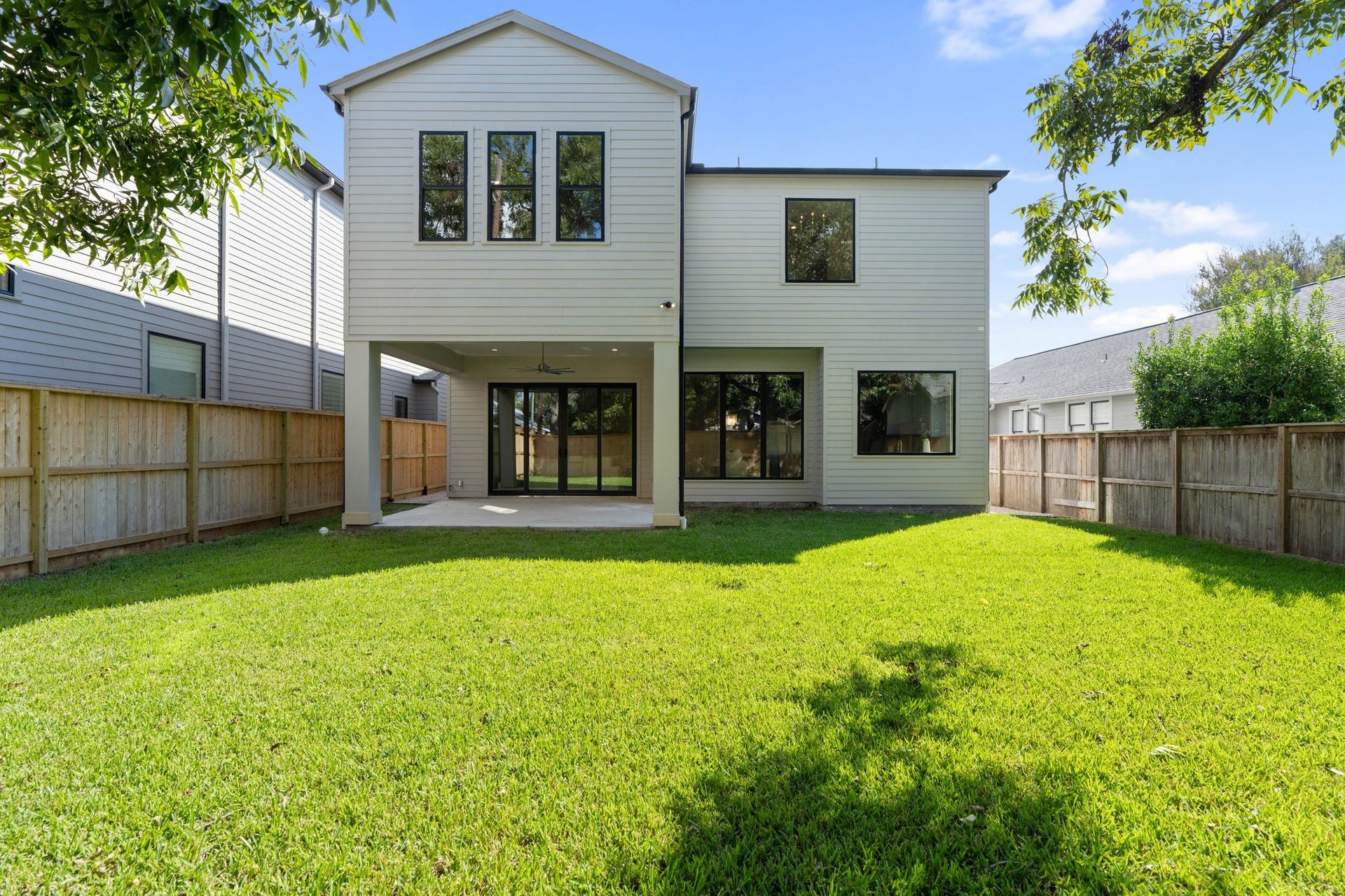 711 E 12th Street, Houston, TX 77008 Second backyard perspective highlighting the home's massive yard.