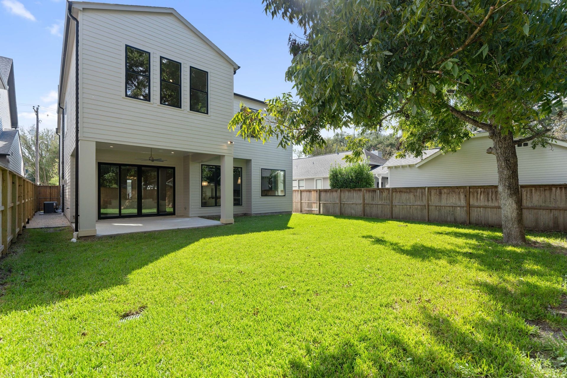 711 E 12th Street, Houston, TX 77008 A backyard worth lingering in. This expansive lawn offers room for a pool, play, gardening, and gathering. Beautifully positioned in the corner, the mature tree casts priceless shade while leaving the heart of the yard wide open.