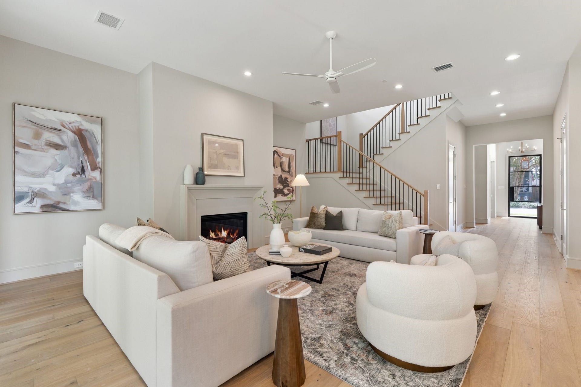 711 E 12th Street, Houston, TX 77008 With 11-foot ceilings and abundant natural light, the great room offers an inviting setting for everyday living and entertaining.