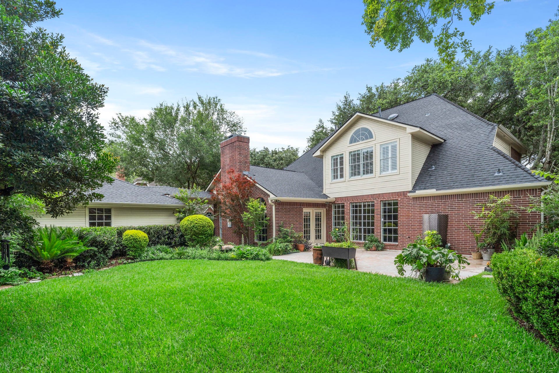 23 Saint Simons Court, Sugar Land, TX 77479 Built by innovative luxury homebuilder Fedrick Harris, this home features durable brick and Hardie plank construction for lasting style and strength.