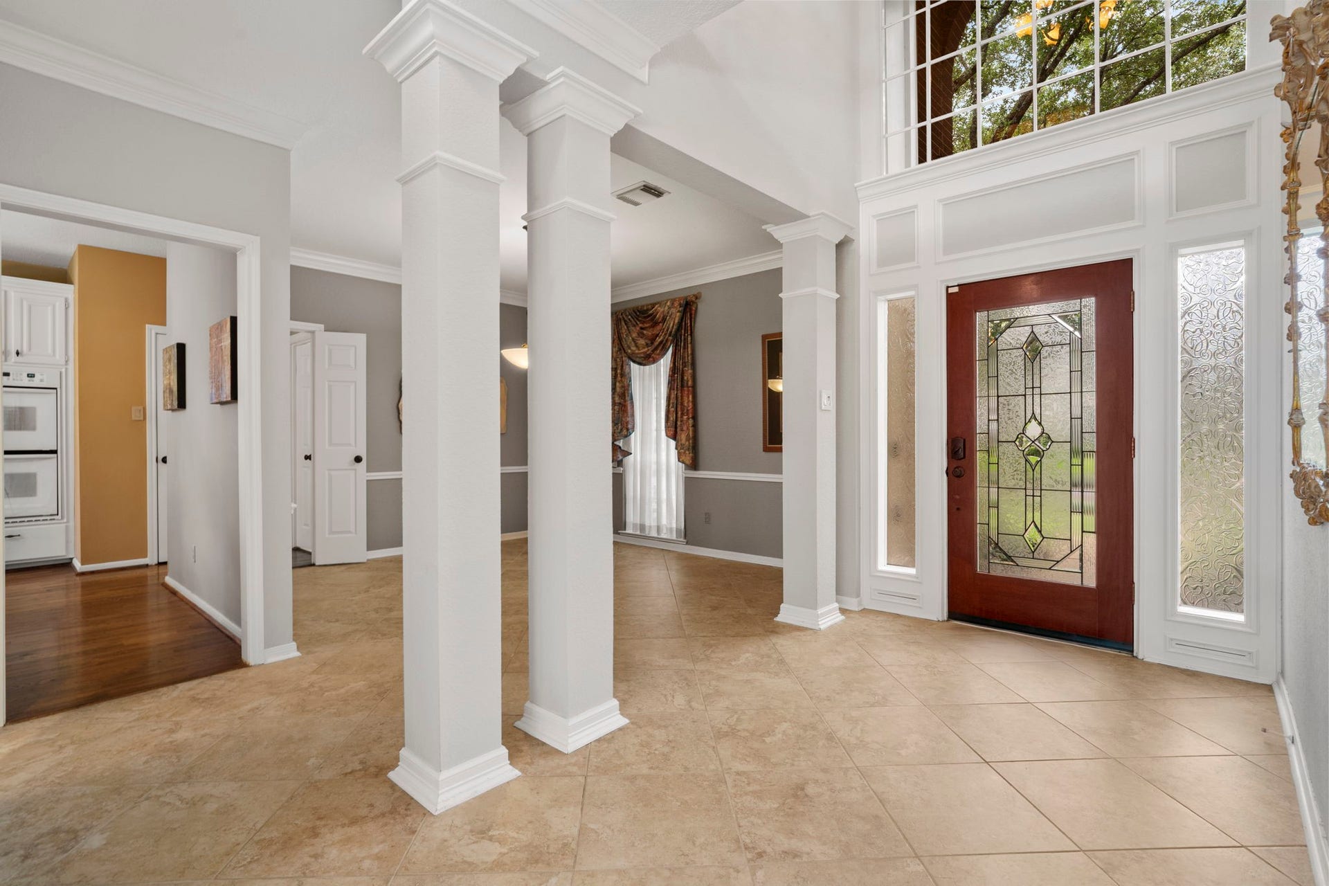 23 Saint Simons Court, Sugar Land, TX 77479 The bright, airy two-story entry features architectural columns and offers a welcoming introduction to the home.