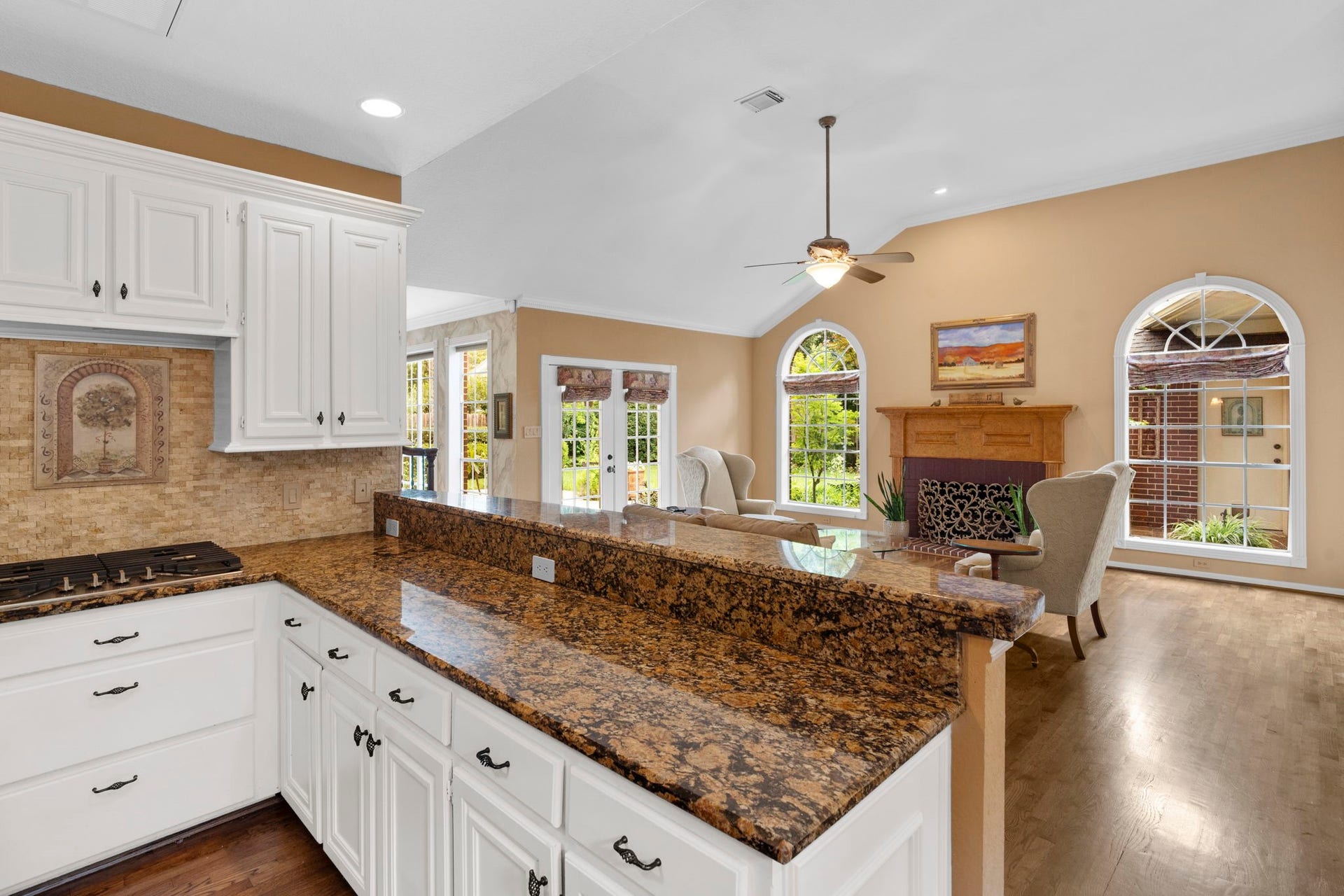 23 Saint Simons Court, Sugar Land, TX 77479 A spacious breakfast bar and ample counter space provide plenty of room for everyday meals and entertaining.