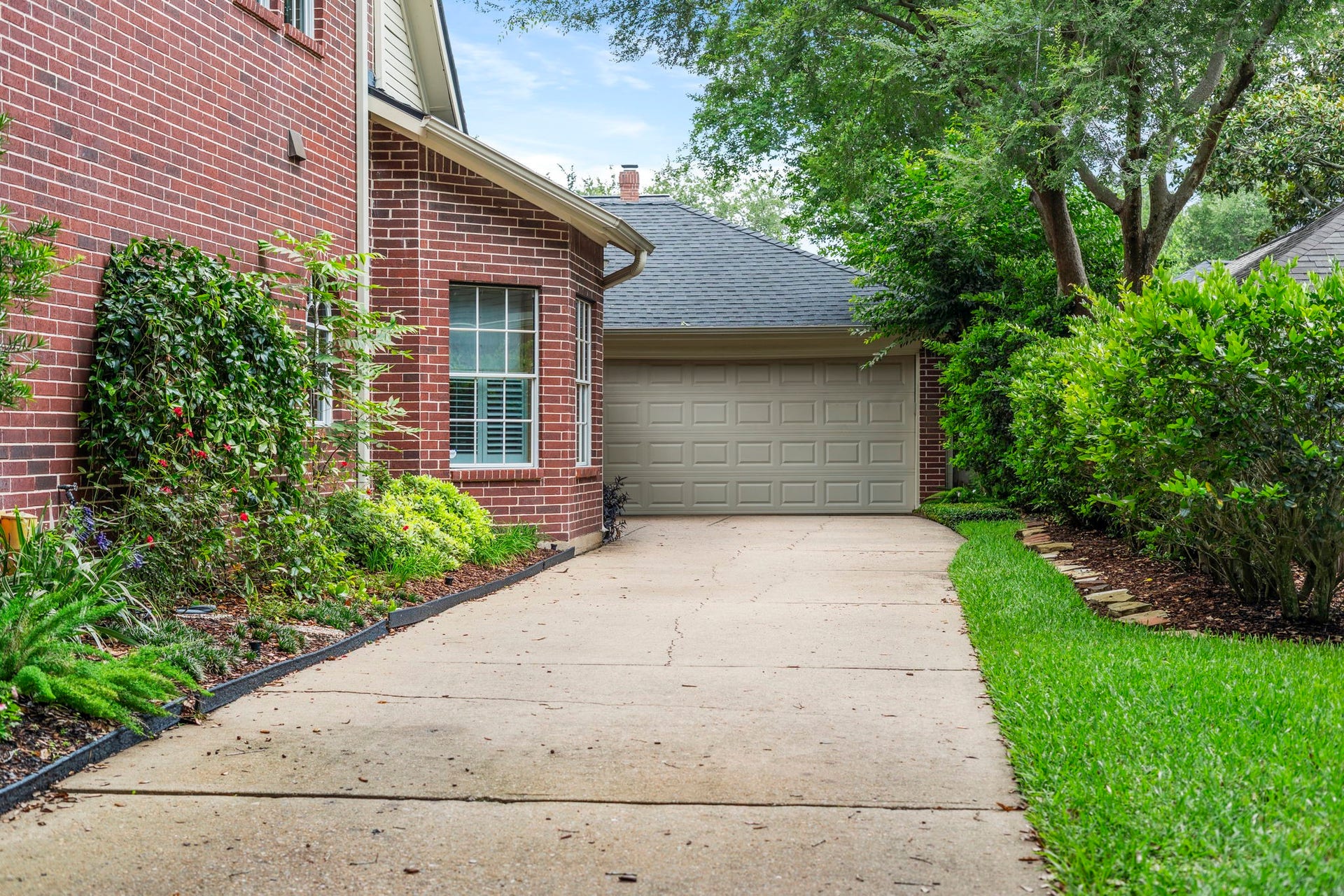23 Saint Simons Court, Sugar Land, TX 77479 The extended driveway provides ample off-street parking for guests or multiple vehicles.