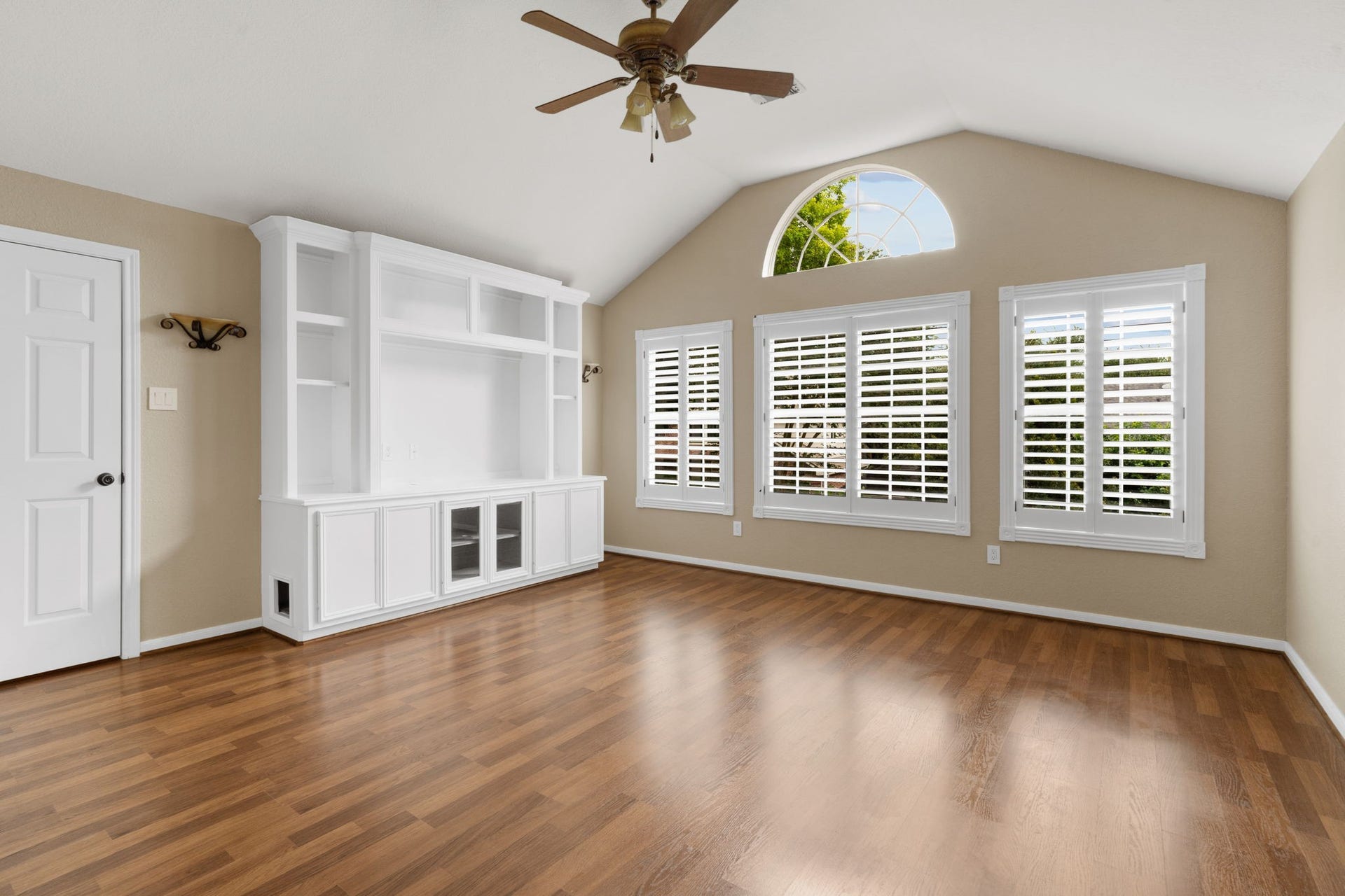23 Saint Simons Court, Sugar Land, TX 77479 Upstairs, an expansive game room is surrounded by three generously sized bedrooms and two full bathrooms, offering plenty of space for family and guests.