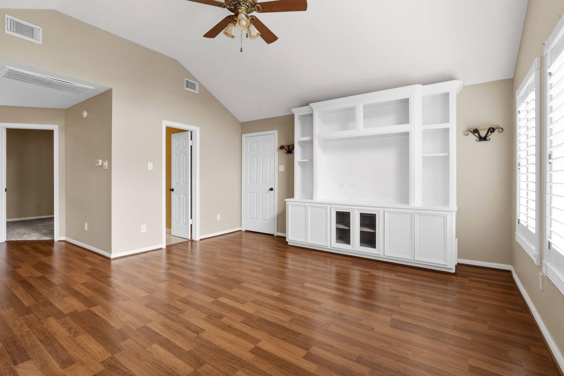 23 Saint Simons Court, Sugar Land, TX 77479 The spacious second-floor game room features a built-in entertainment center, high ceilings, and a wall of windows. Adjoining doors lead to a full bathroom and a large 7' 11' holiday storage closet.