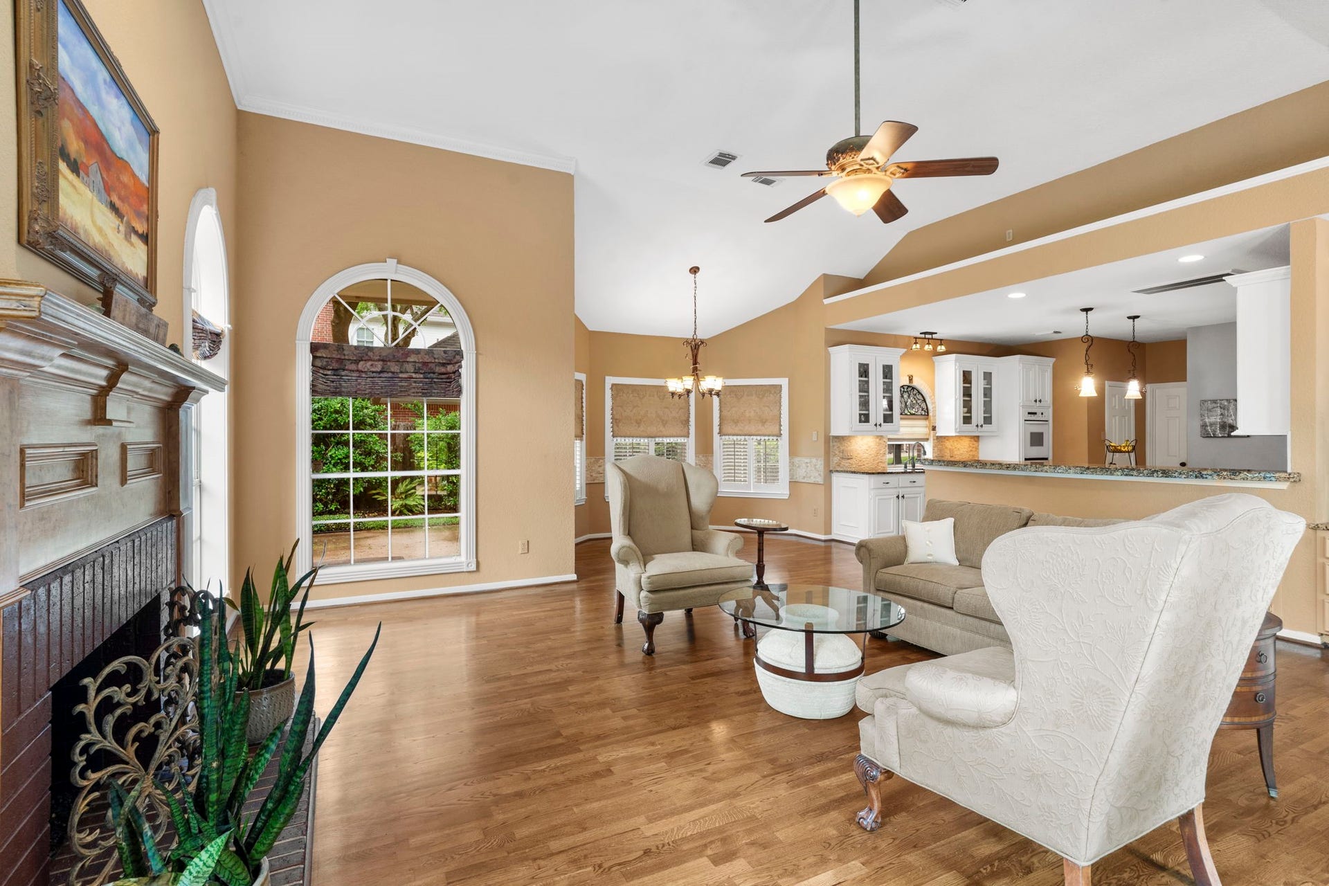 23 Saint Simons Court, Sugar Land, TX 77479 Where family, food, and fun come together: a great room that blends the kitchen, breakfast area, and living space.