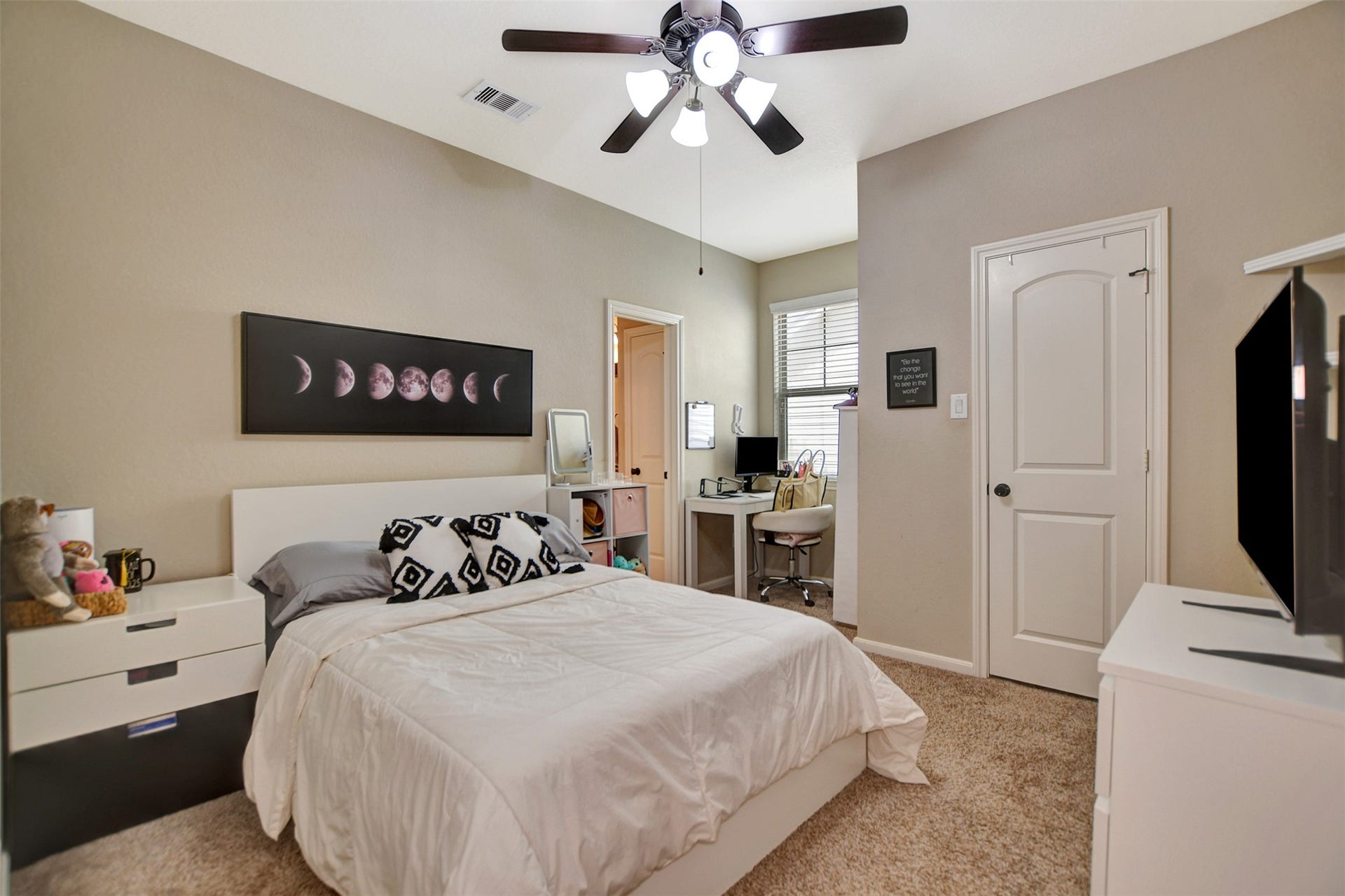 Large secondary bedroom.