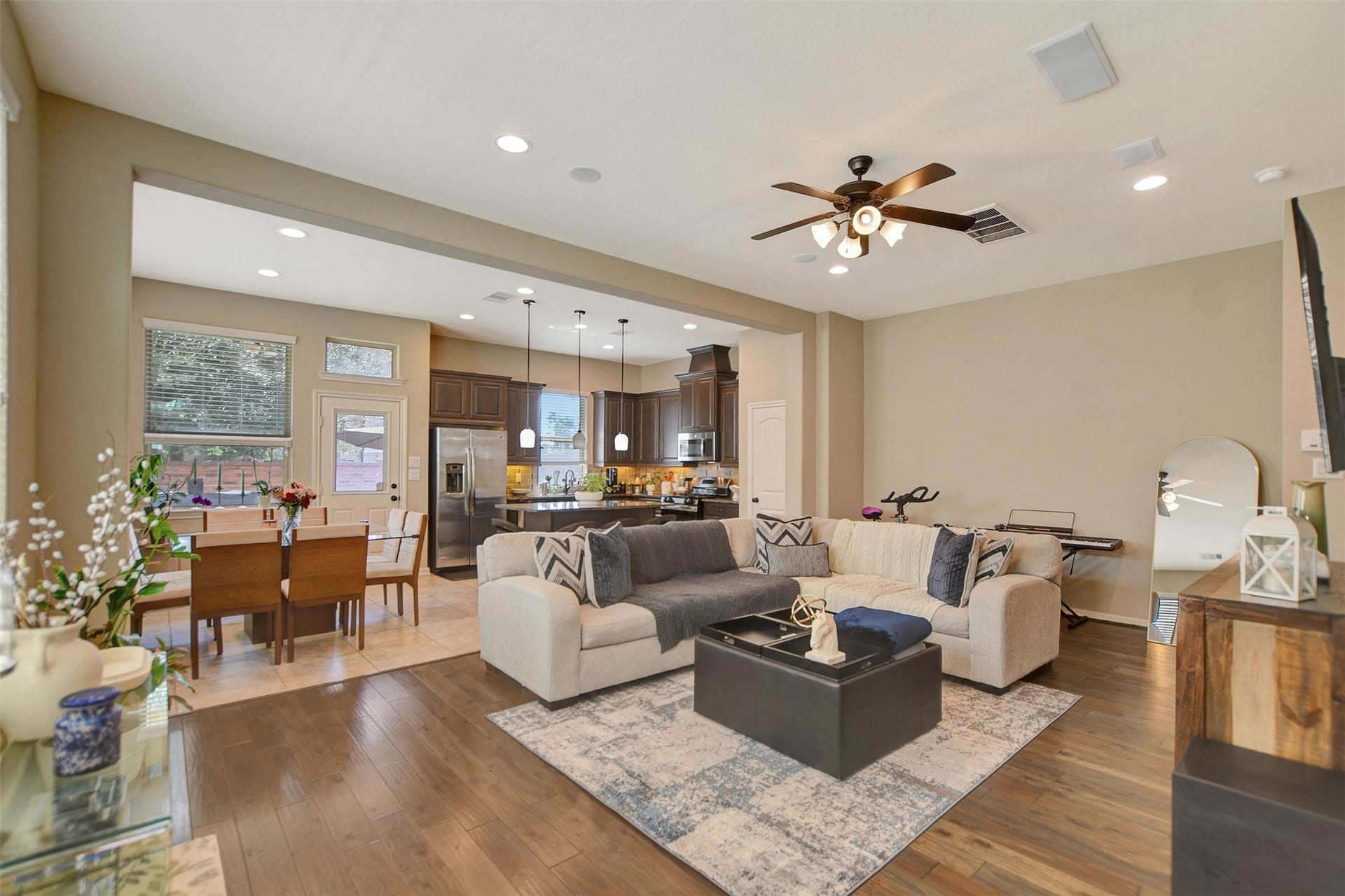 Open floor plan. Large living area.