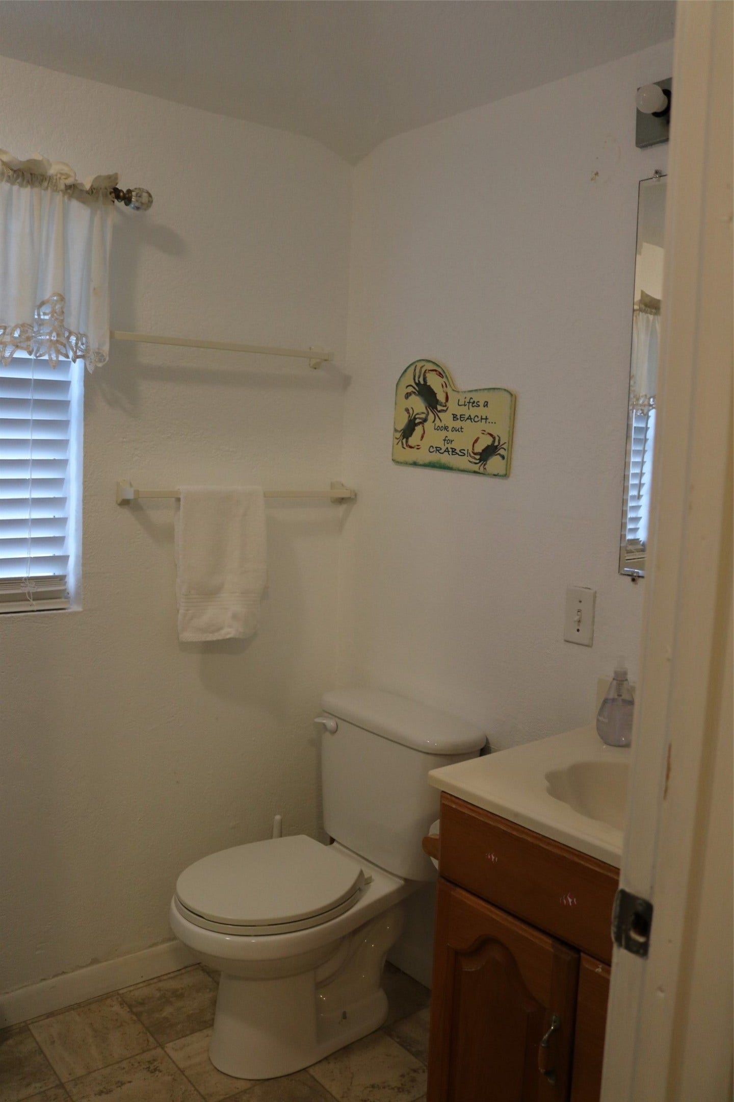13002 Buccaneer Parkway, Freeport, TX 77541 Charming ensuite bathroom for the third-level guest room.